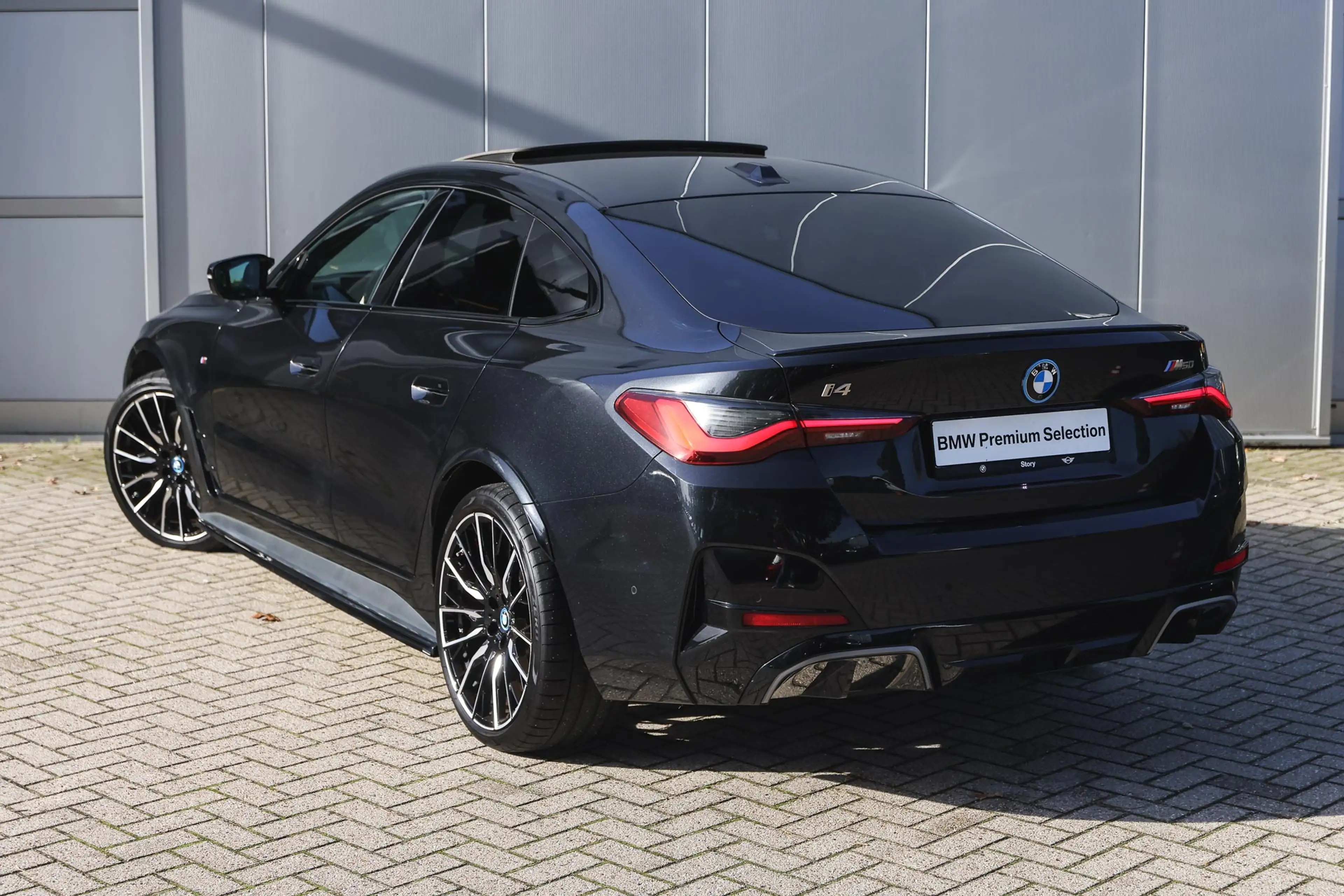 BMW i4 M50 / Schuif-kanteldak / Laserlight / Parking Assi — photo 2