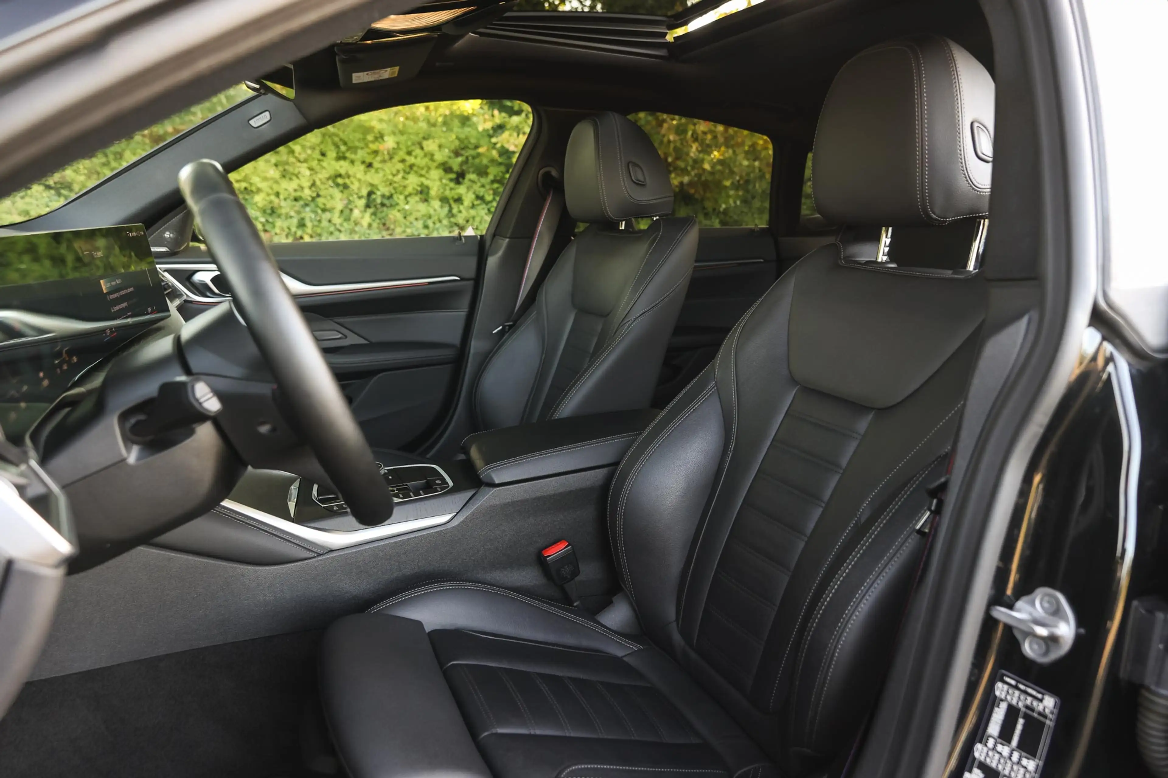 BMW i4 M50 / Schuif-kanteldak / Laserlight / Parking Assi — photo 14