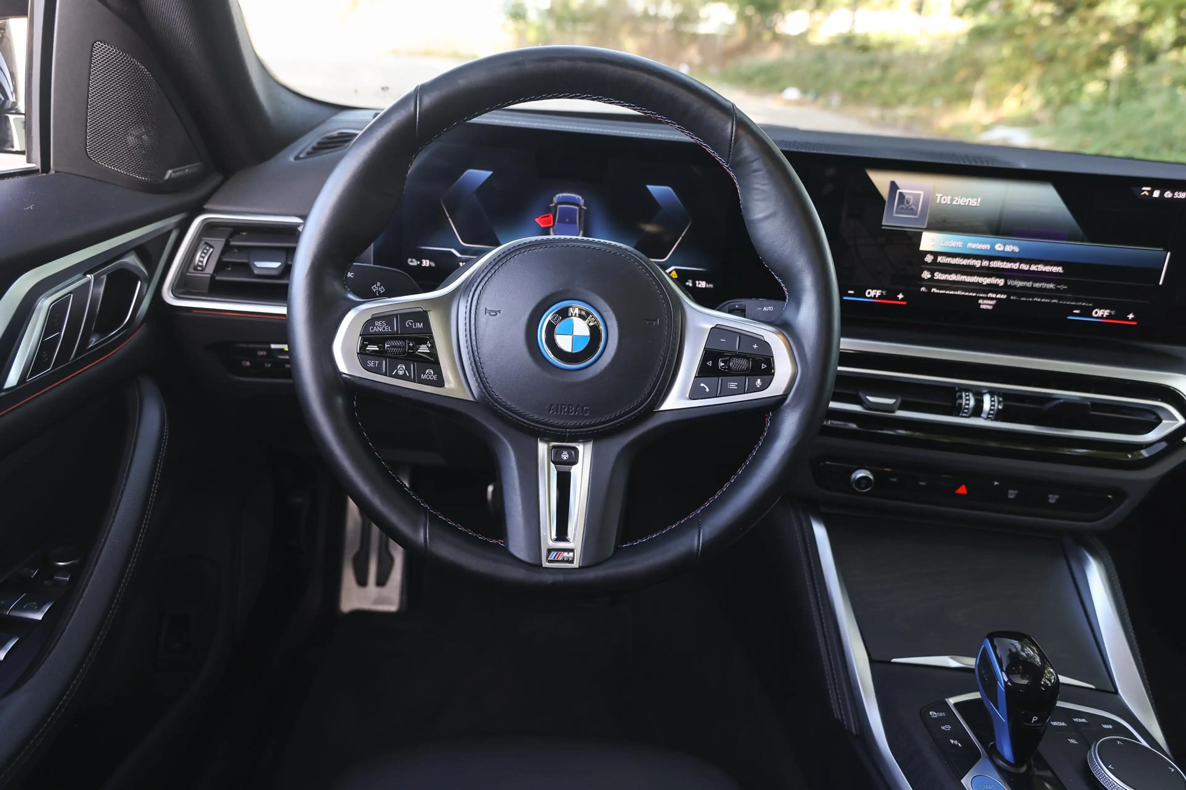 BMW i4 M50 / Schuif-kanteldak / Laserlight / Parking Assi — photo 3