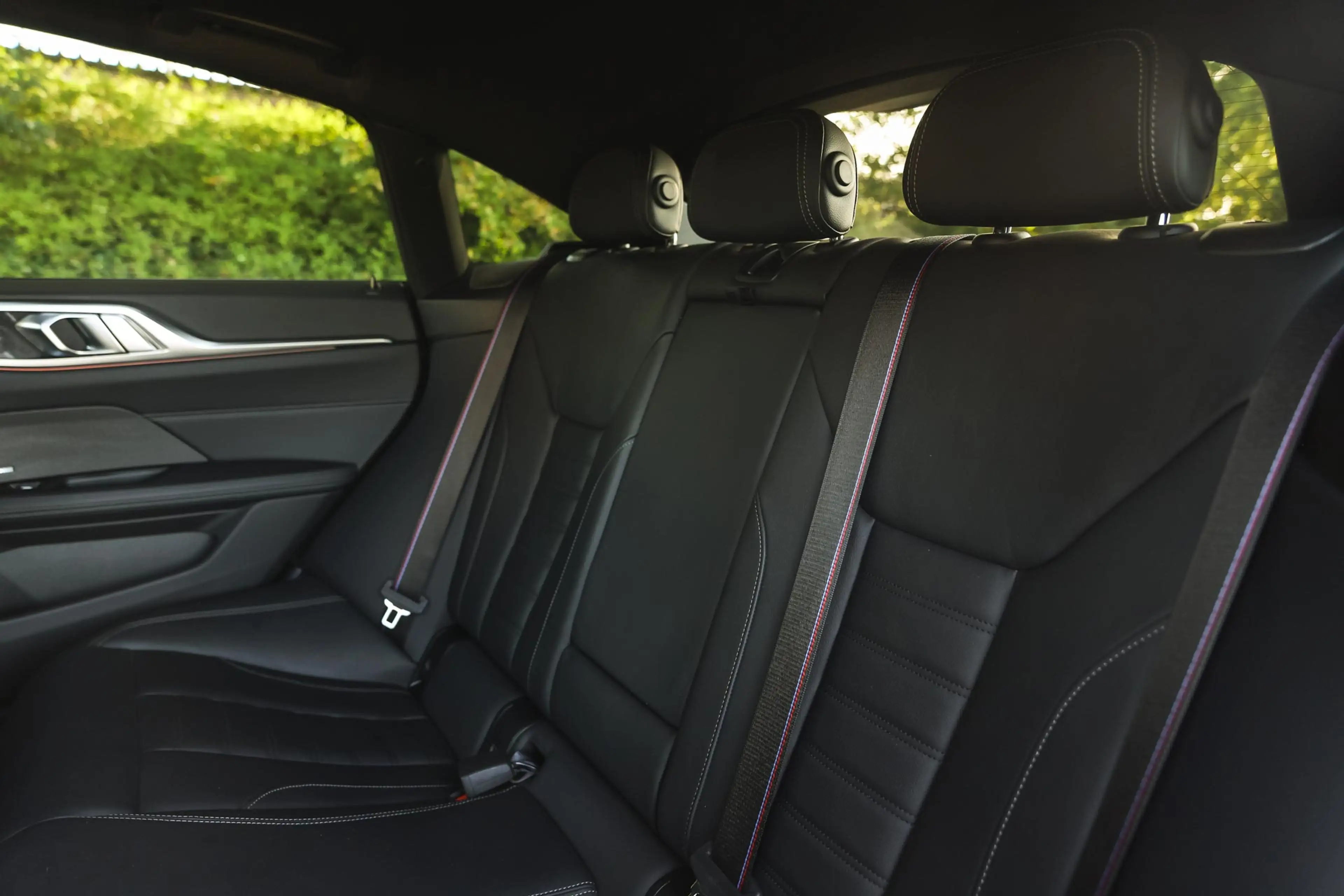 BMW i4 M50 / Schuif-kanteldak / Laserlight / Parking Assi — photo 13