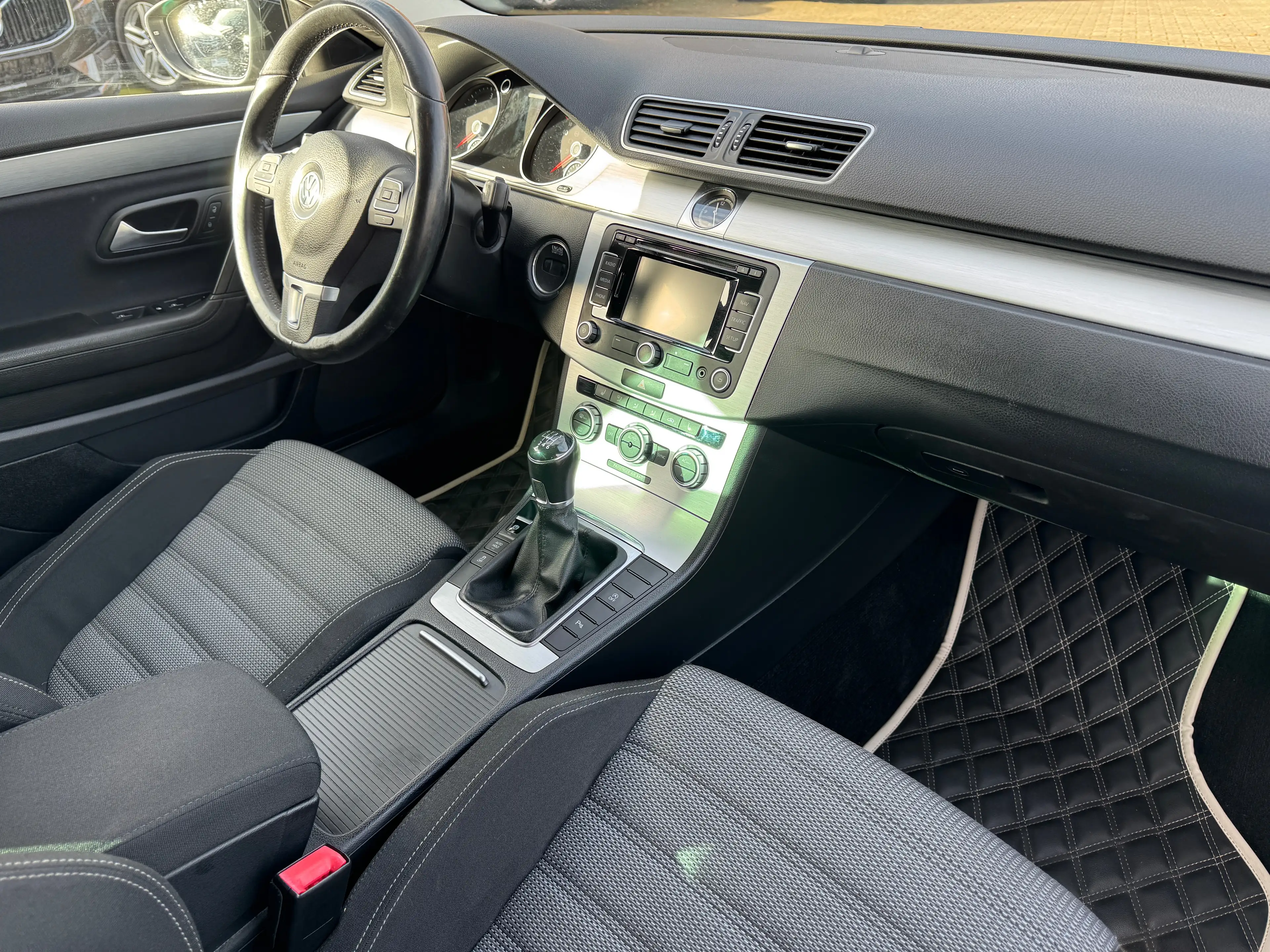 Volkswagen Passat CC 2.0 TDI — photo 11
