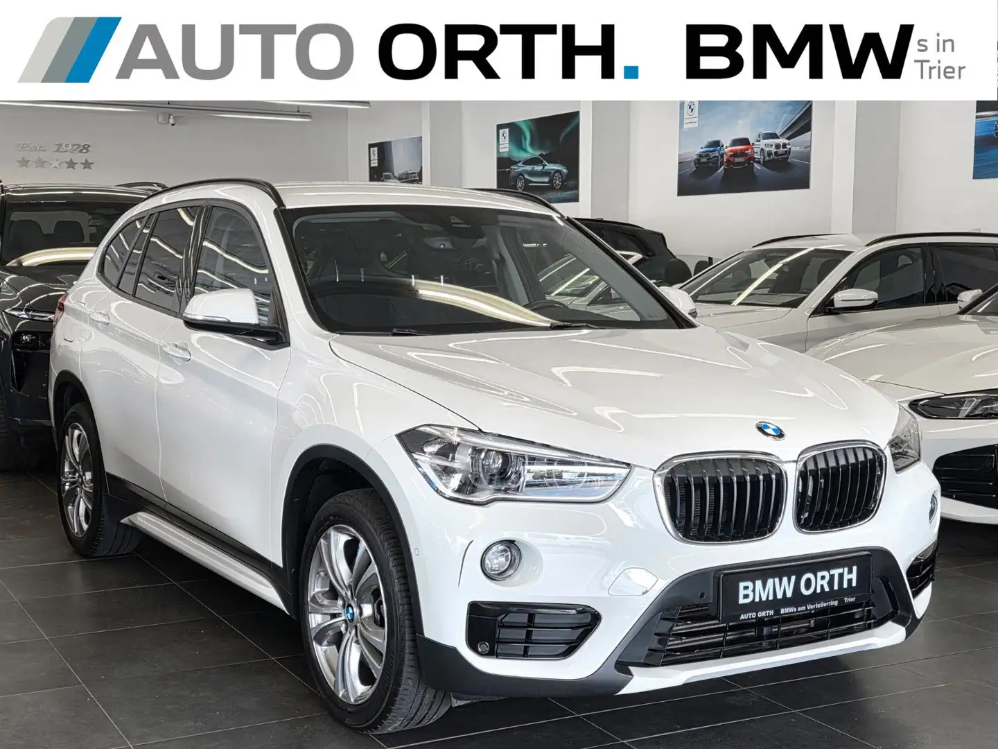 BMW X1 xDrive20i SP-AUT. SPORT-LINE NAVI LED AHK 18" Weiß - 1