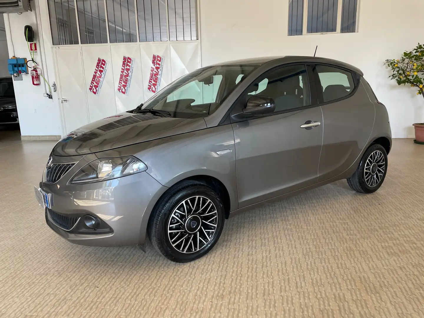 Lancia Ypsilon 1.0 firefly hybrid Platino Telecamera Sensori App Grigio - 1