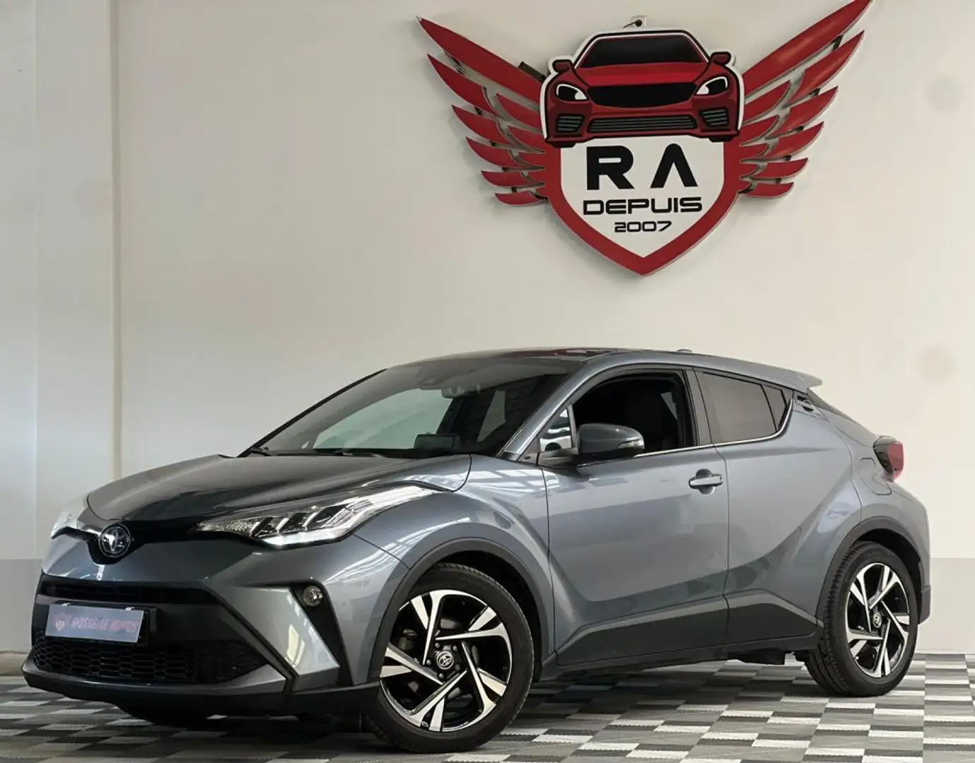 Toyota C-HR 2.0 152CH HYBRIDE Grau - 2