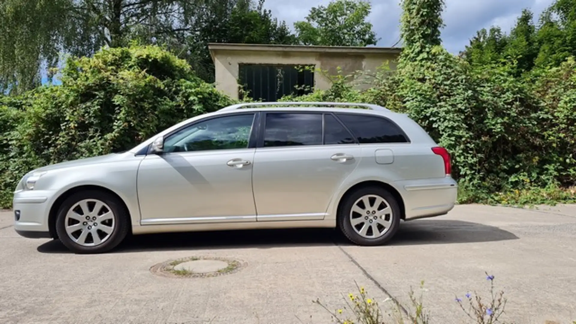 Toyota Avensis COMBI 1.8 +  1.HAND + KLIMA + AHK + SHZ Argent - 1