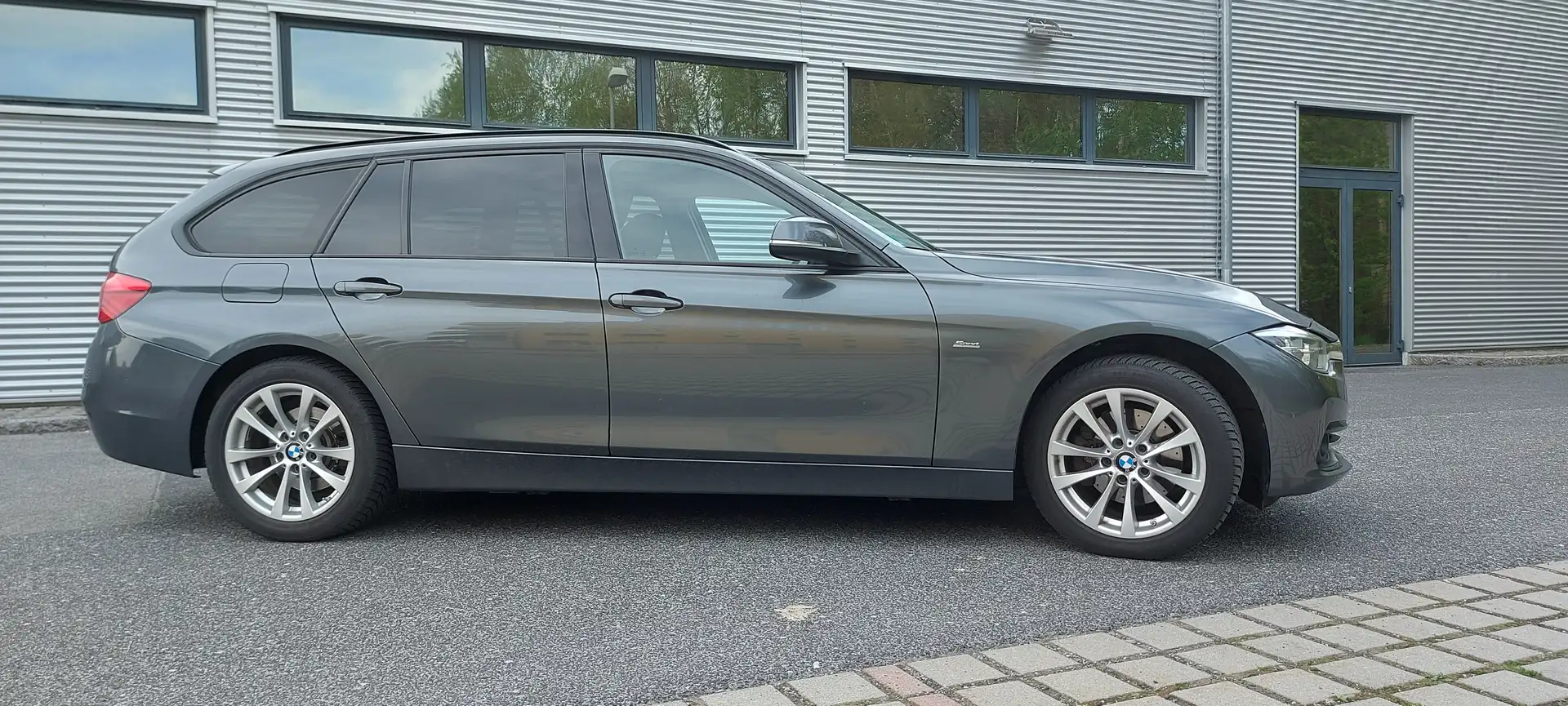 BMW 320 320d Touring Sport Line Aut. Sport Line Grau - 2