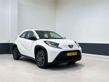 1.0 VVT-i MT Play | Apple Carplay/ Android auto |1