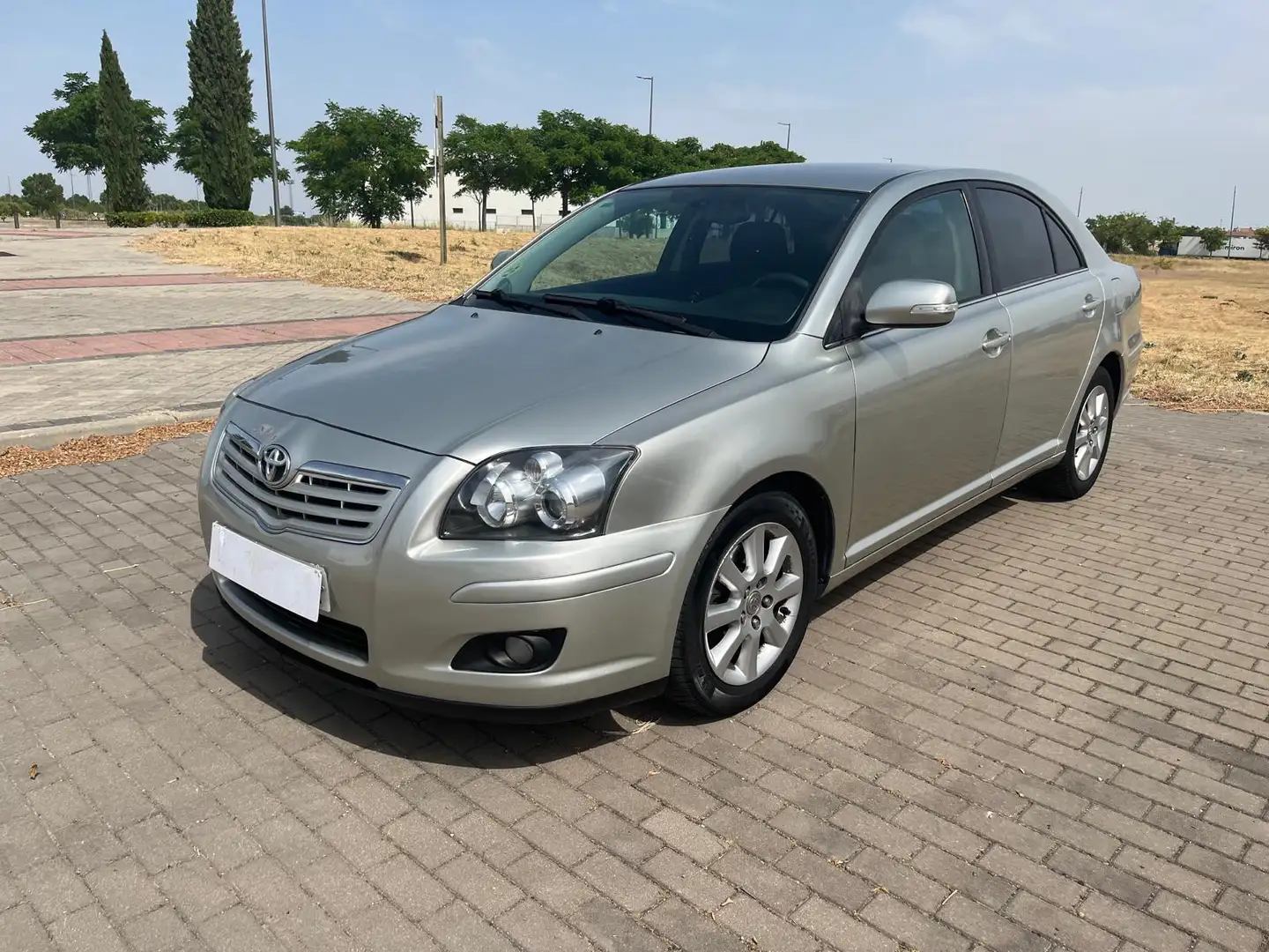 Toyota Avensis 2.2D-4D Sol - 1