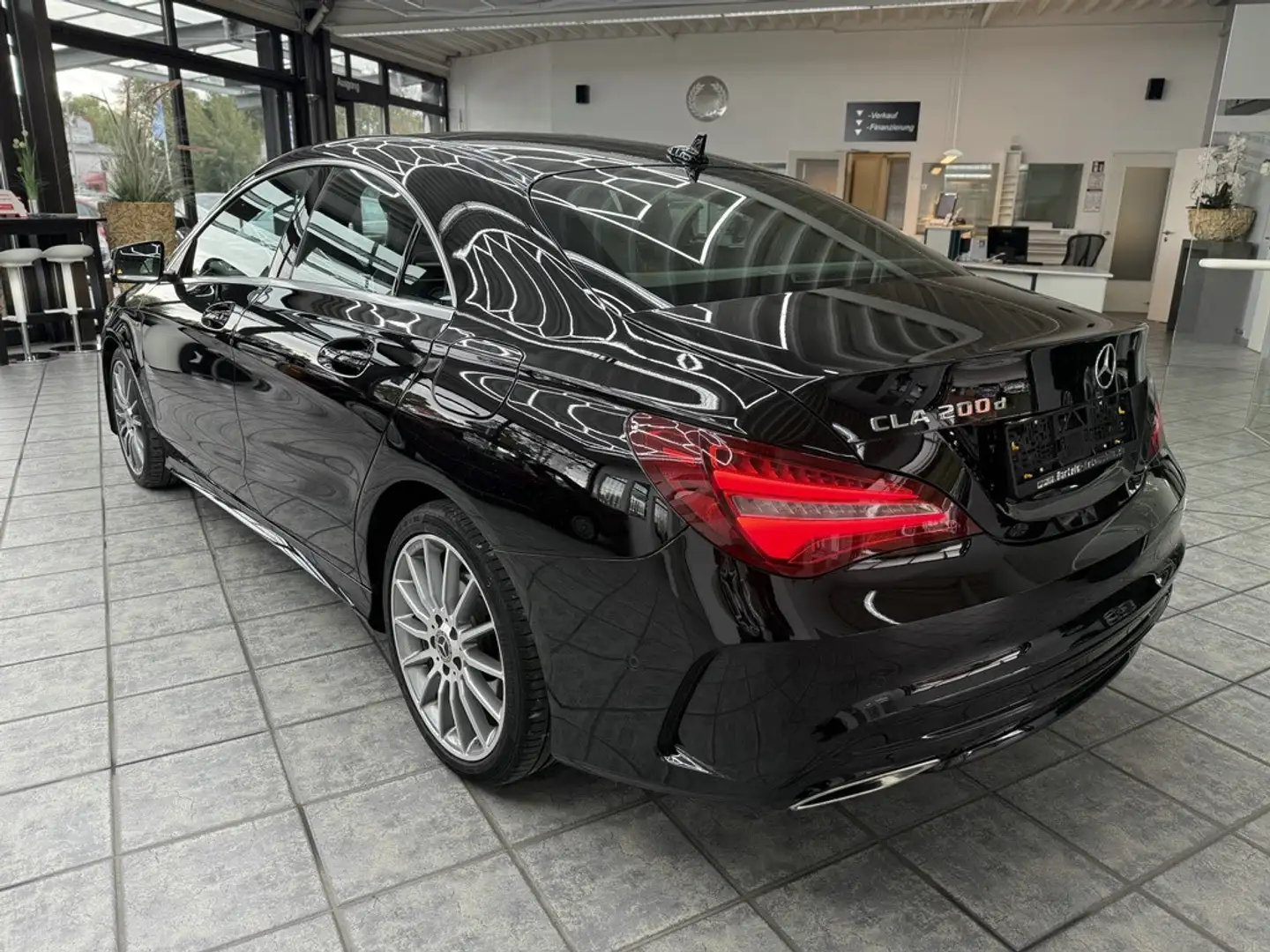 Mercedes-Benz CLA 200 d AMG-Line, LED, Leder, Navi, Panorama Noir - 2