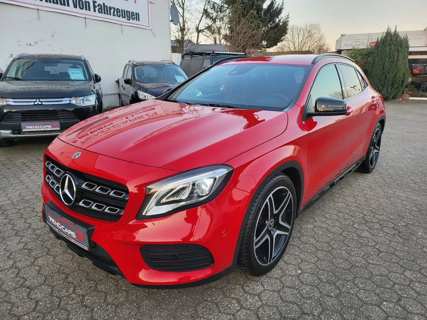 Mercedes-Benz GLA 180 GLA -18Zoll*Navi* Červená - 1