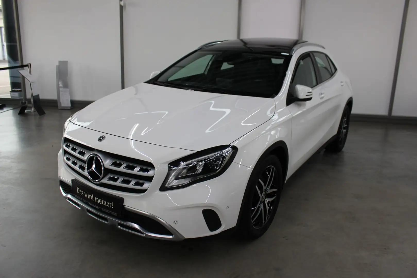 Mercedes-Benz GLA 250 Urban AHK Navi SHZ Kamera LED Weiß - 1