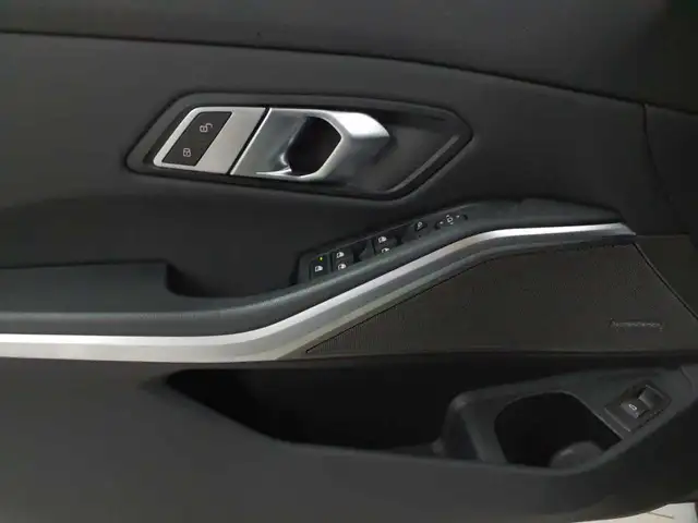 BMW 3 Series view 19
