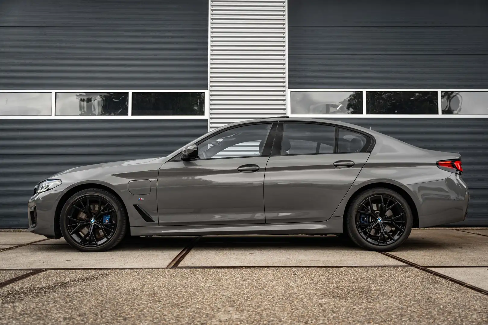 BMW 545 5-serie 545e xDrive High Executive Grijs - 2