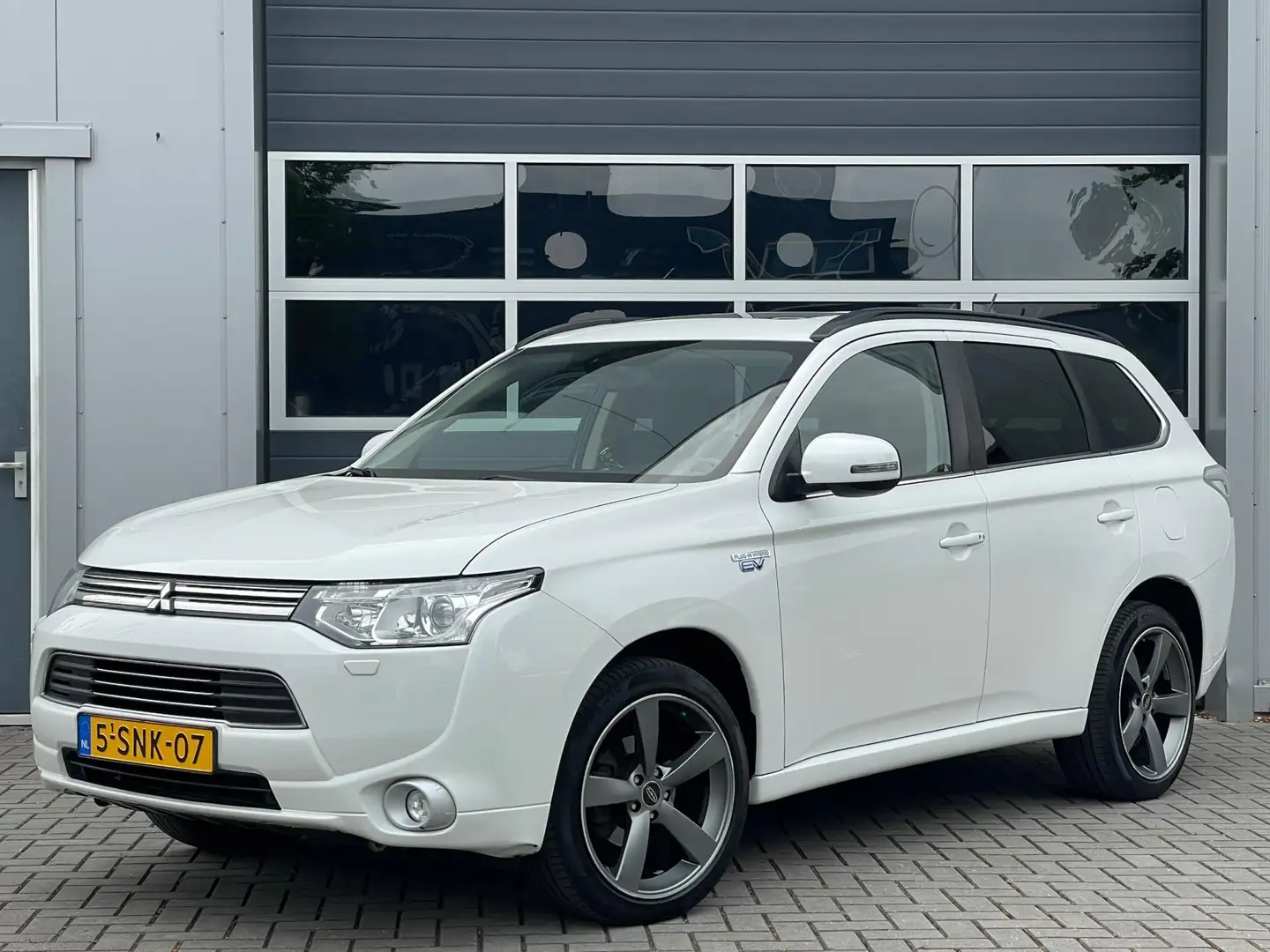 Mitsubishi Outlander 2.0 PHEV Instyle | Leder | Schuifdak | Keyless | X Wit - 2