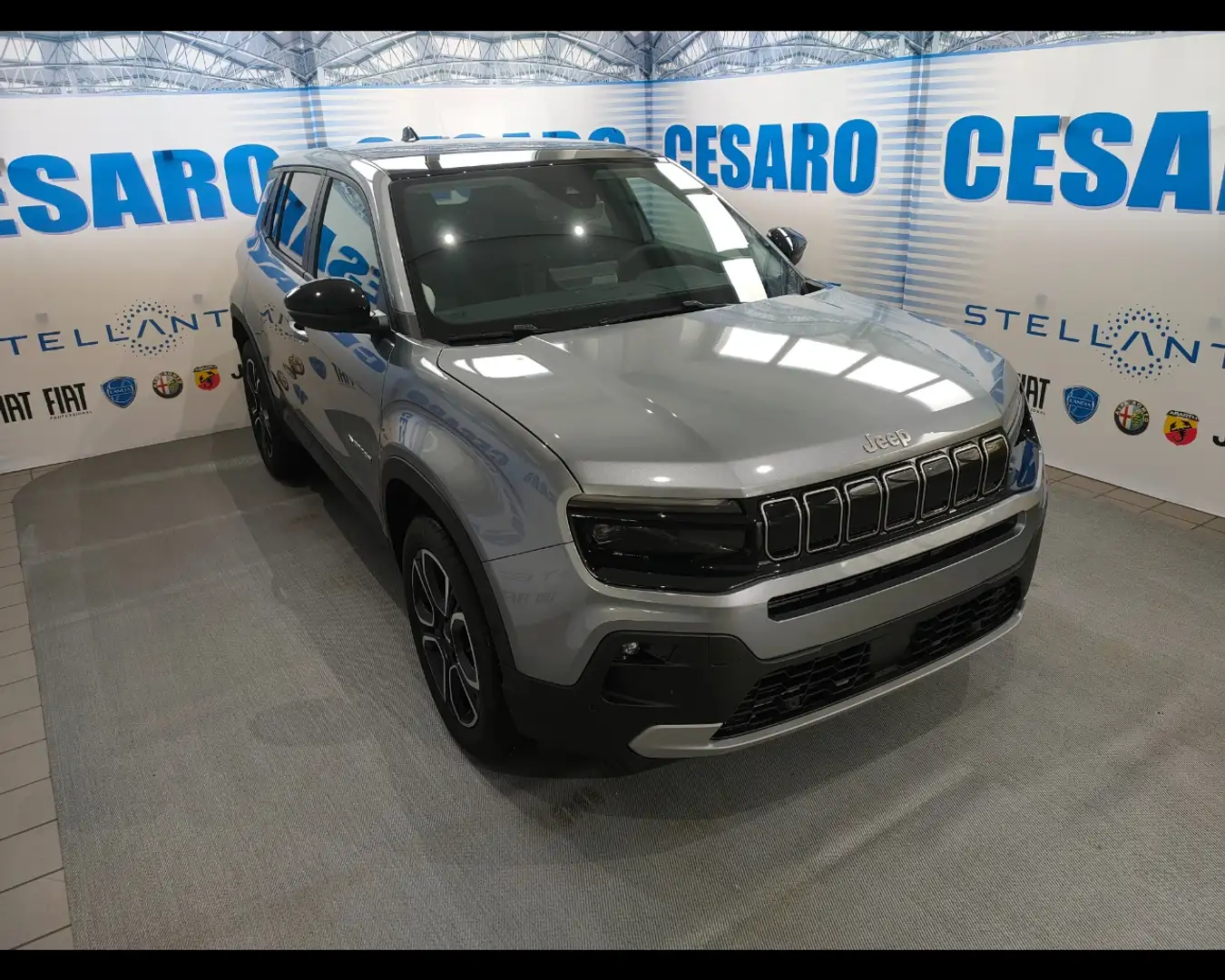 Jeep Avenger 1.2 Turbo e-Hybrid Summit Šedá - 1