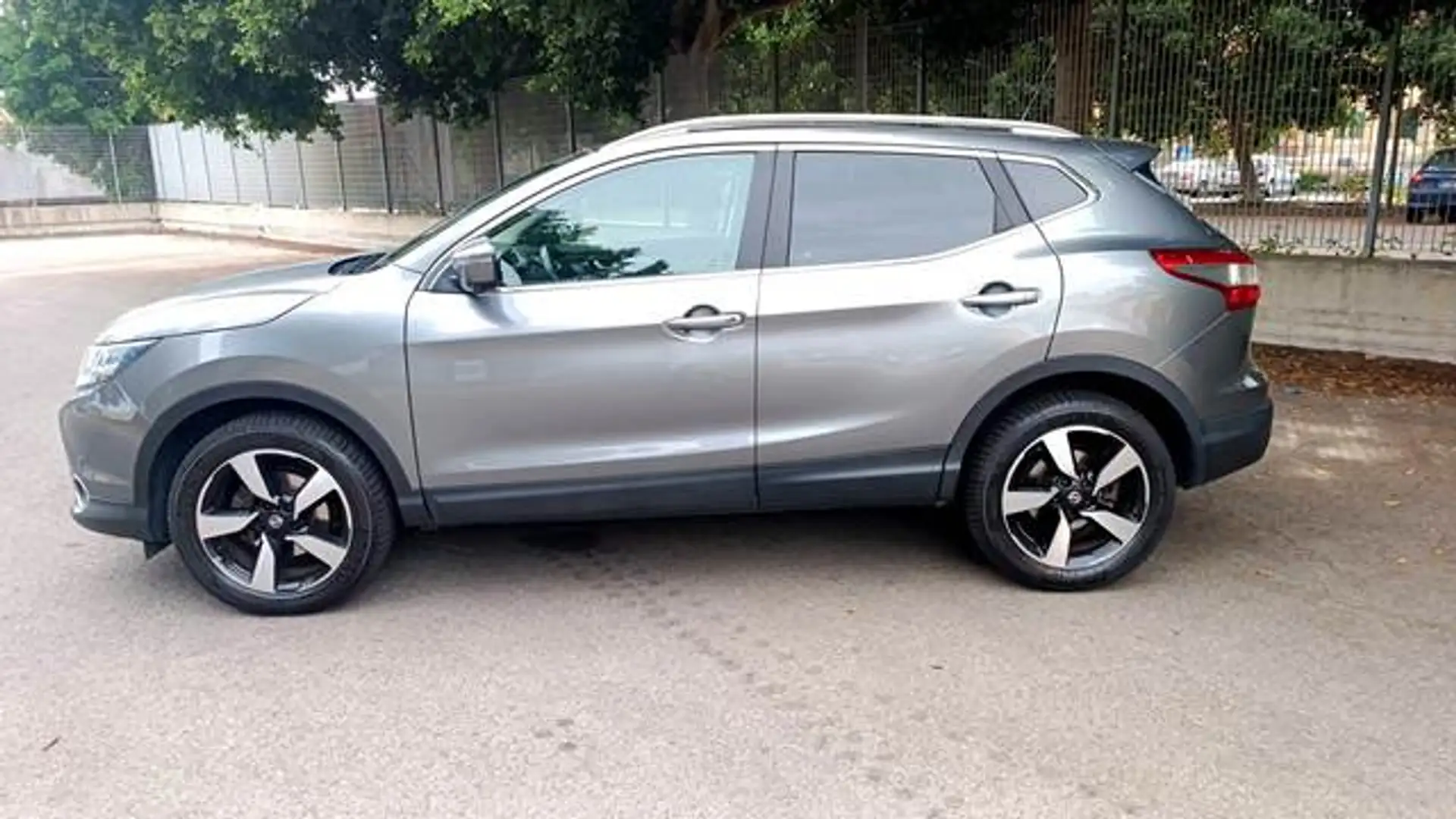 Nissan Qashqai Qashqai 1.5 dci Tekna 110cv AUTOCARRO Grau - 2