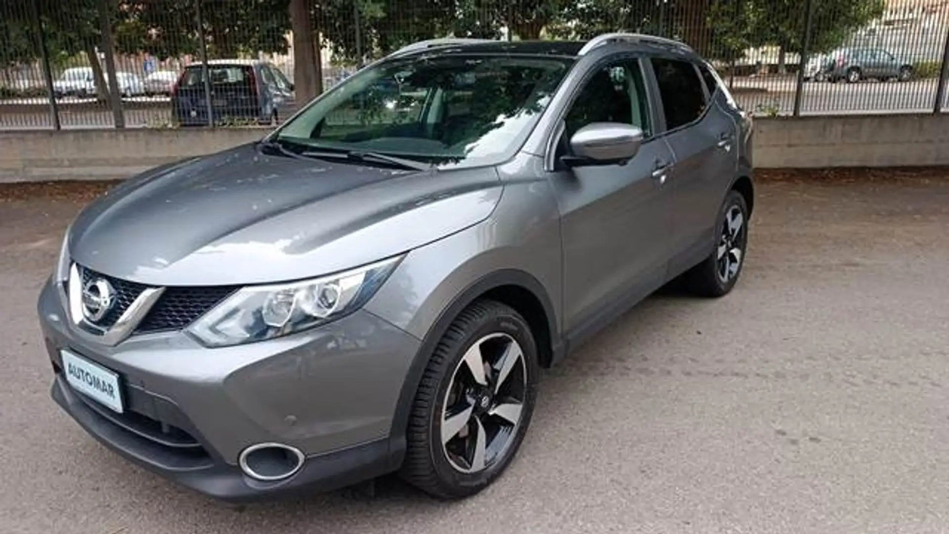 Nissan Qashqai Qashqai 1.5 dci Tekna 110cv AUTOCARRO Grau - 1