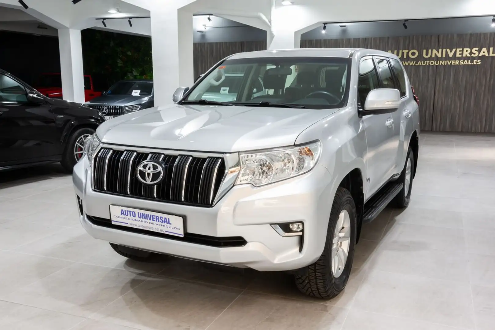 Toyota Land Cruiser D-4D VX Aut. Stříbrná - 1