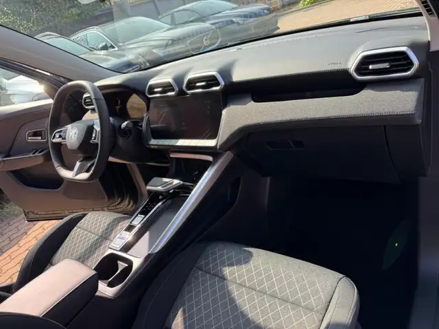MG ZS view 13