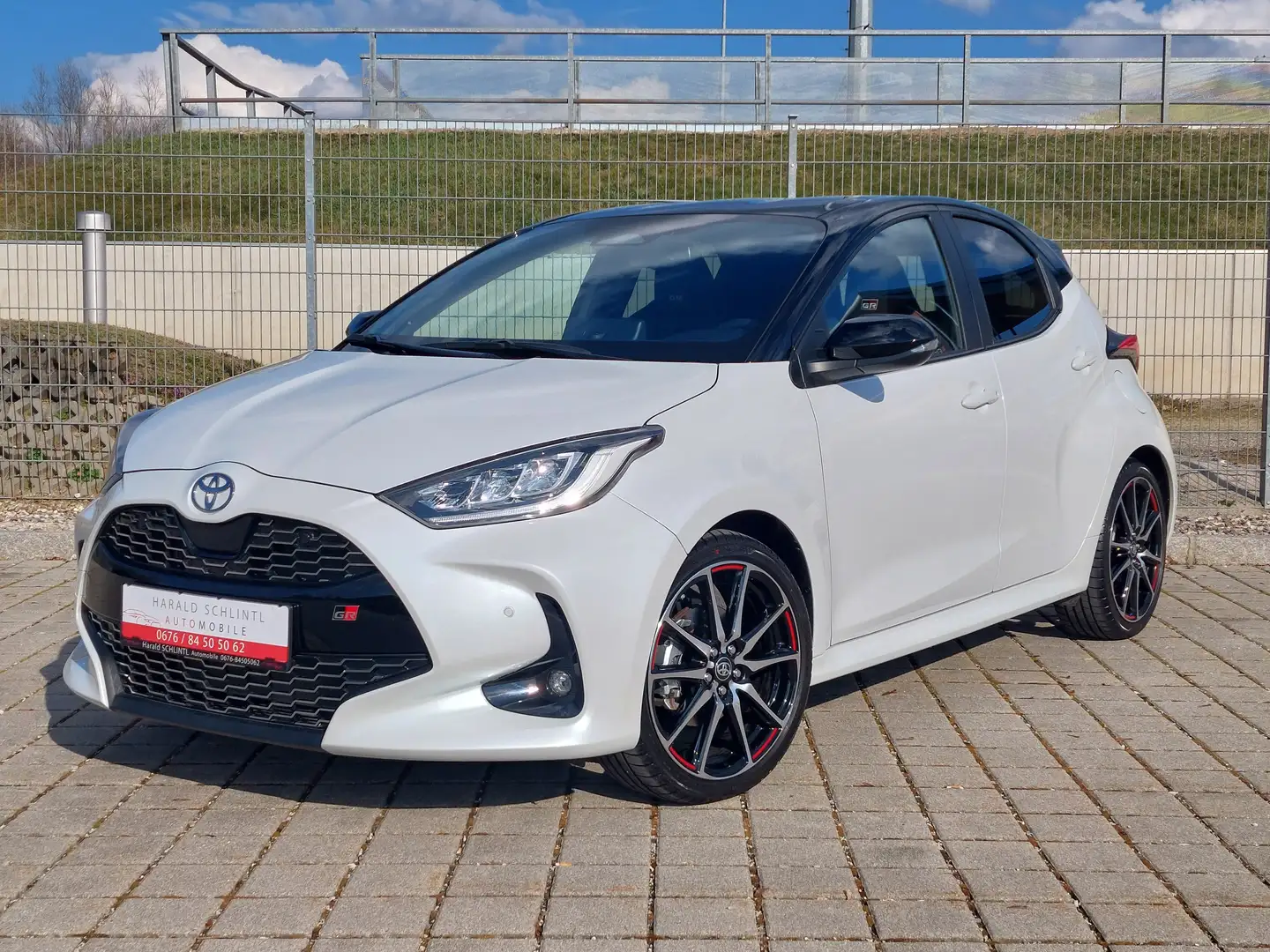 Toyota Yaris 1,5 VVT-i Hybrid130 GR Sport **wie NEU**1.Besitz** Weiß - 2