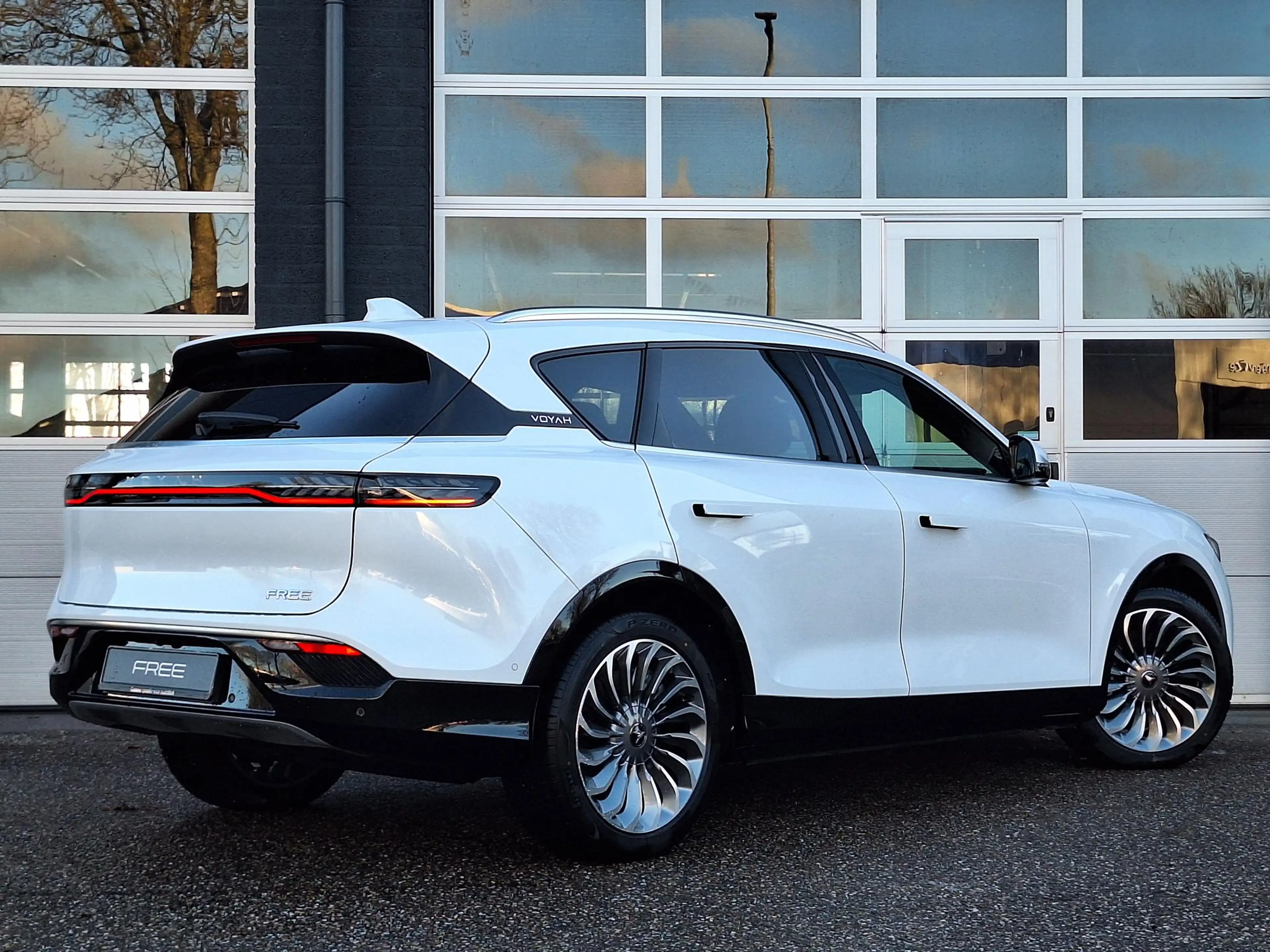 Voyah Free Limited Edition Business 4WD 106 kWh | Schuifdak | — photo 4