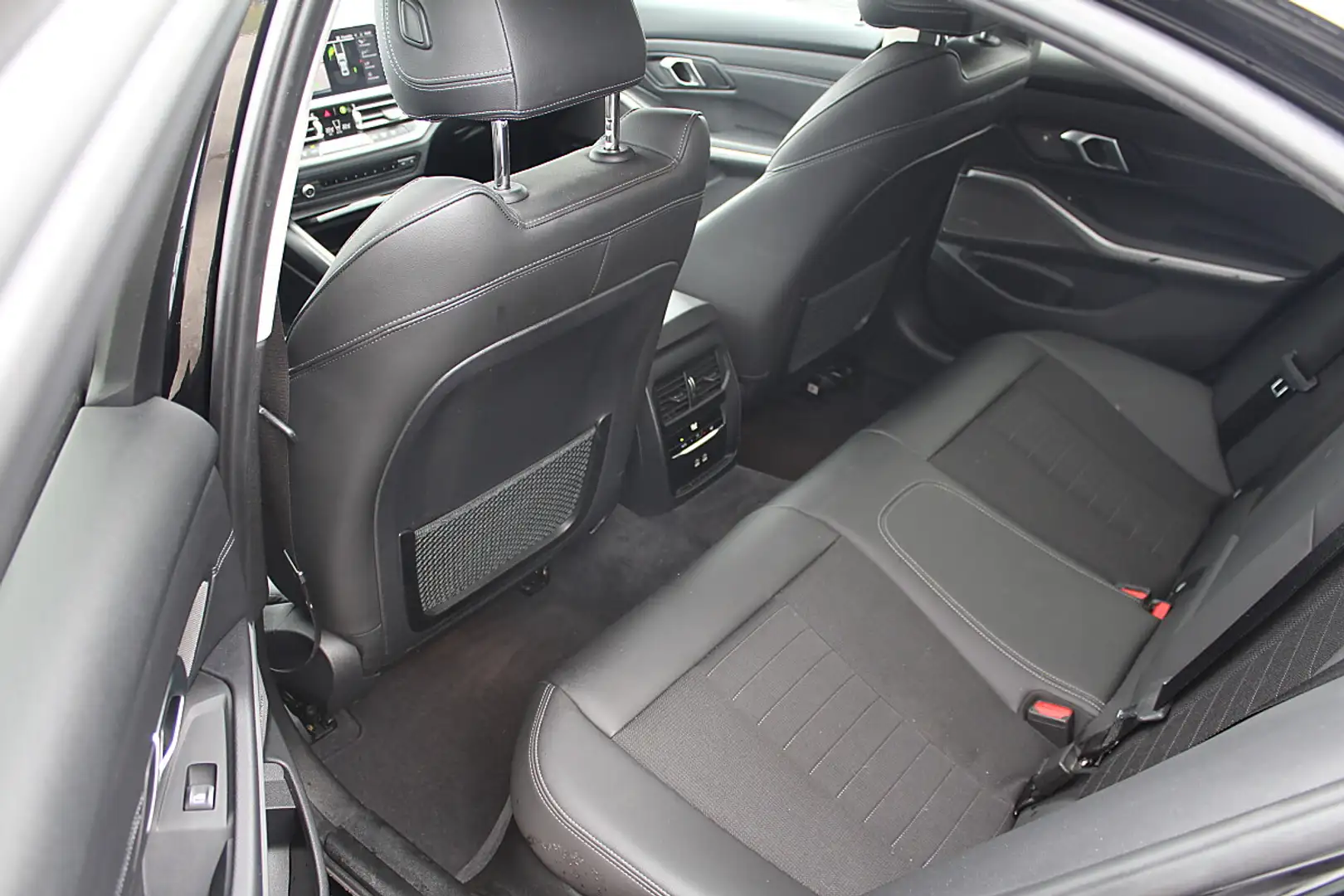 BMW 320 d xDrive Aut. Schwarz - 2