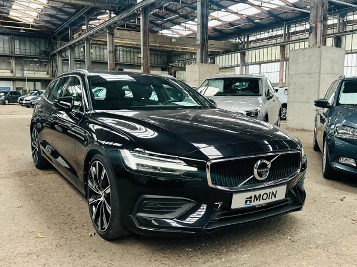 Volvo V60 Kombi Momentum T5 LED LEDER PDC NAVI Noir - 1