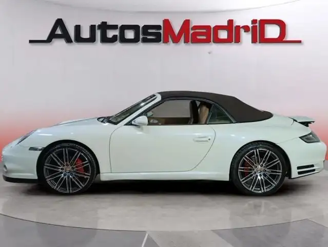 Porsche 911 view 7