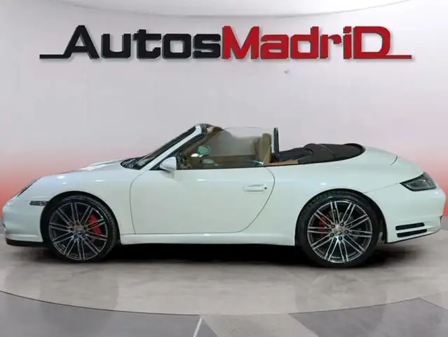 Porsche 911 view 8