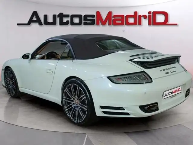 Porsche 911 view 9