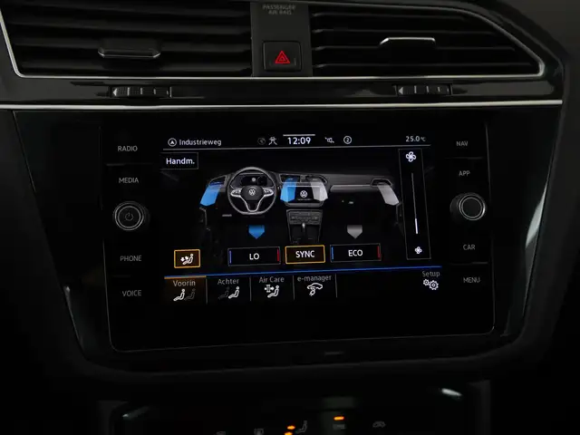 Volkswagen Tiguan view 24