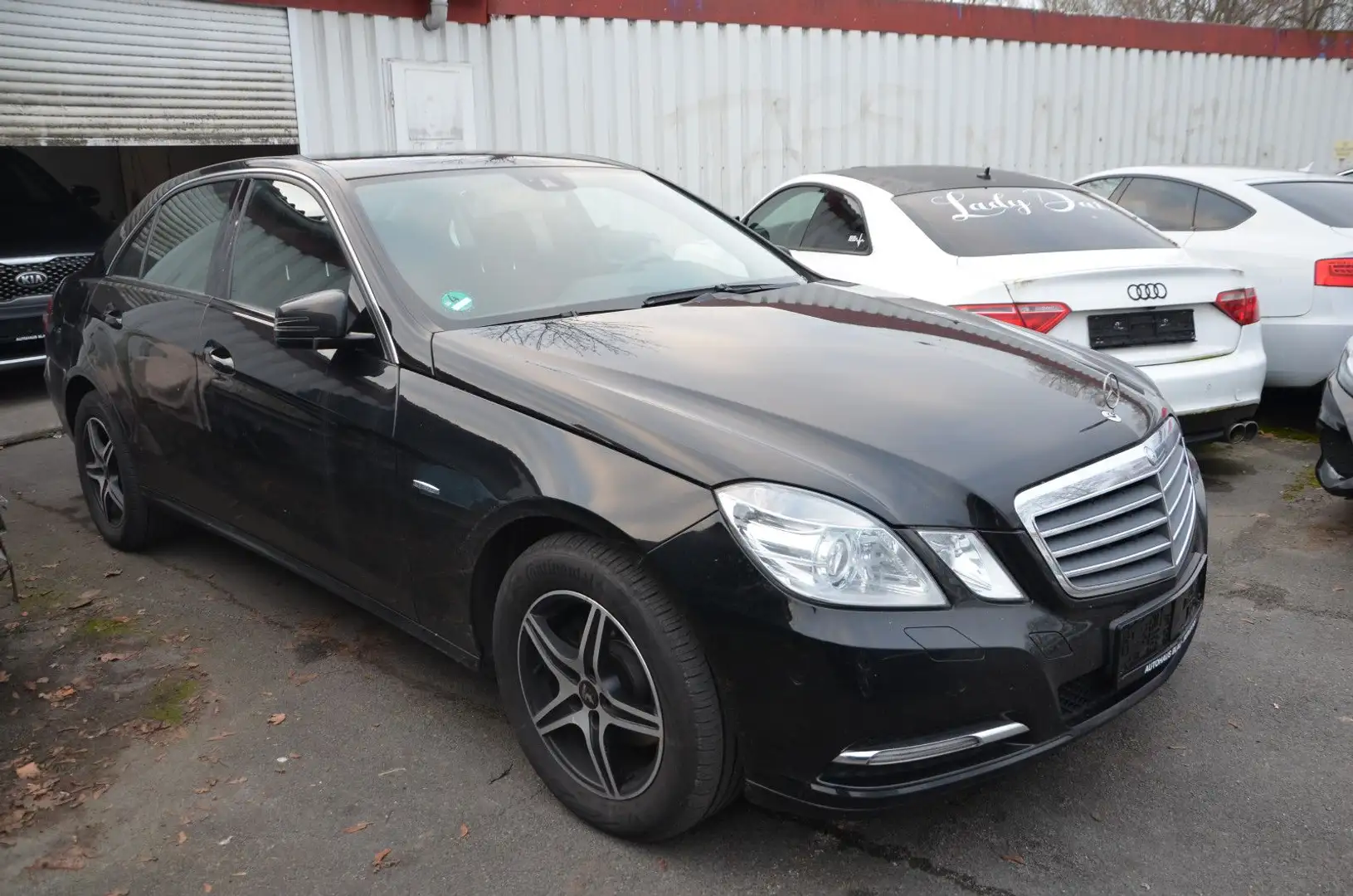 Mercedes-Benz E 220 CDI *AUTOMATIK*NAVI*BI-XENON*PDC*SITZHGZ* Zwart - 2