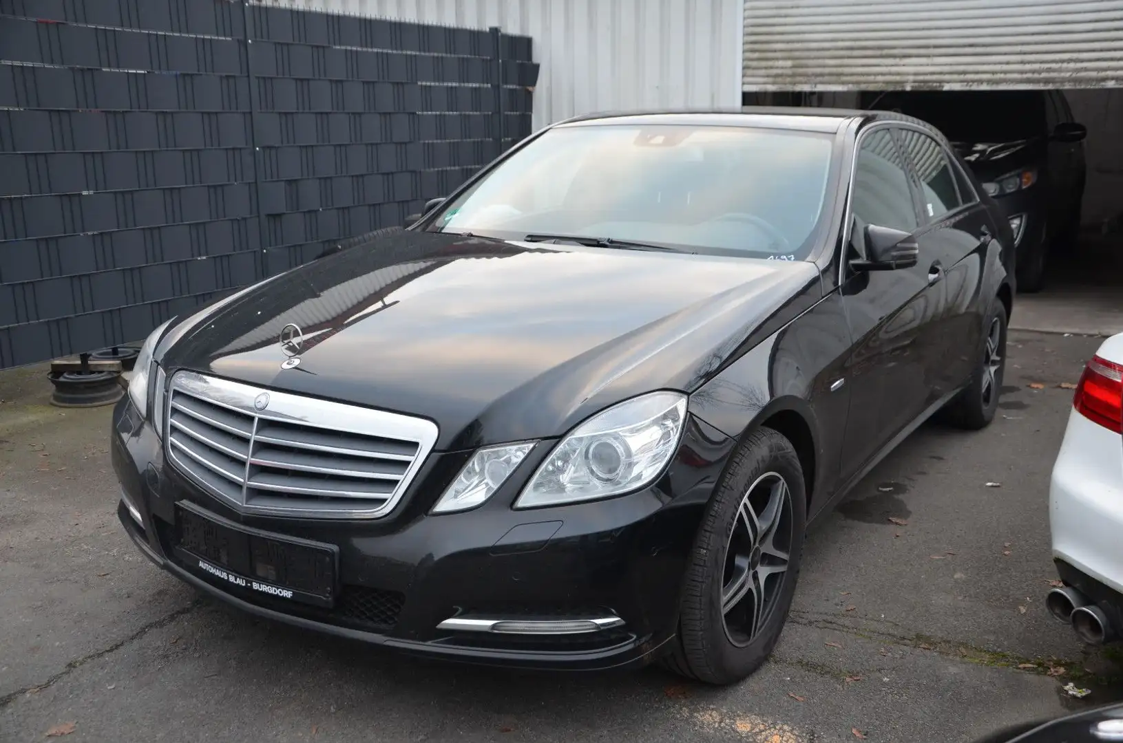 Mercedes-Benz E 220 CDI *AUTOMATIK*NAVI*BI-XENON*PDC*SITZHGZ* Zwart - 1