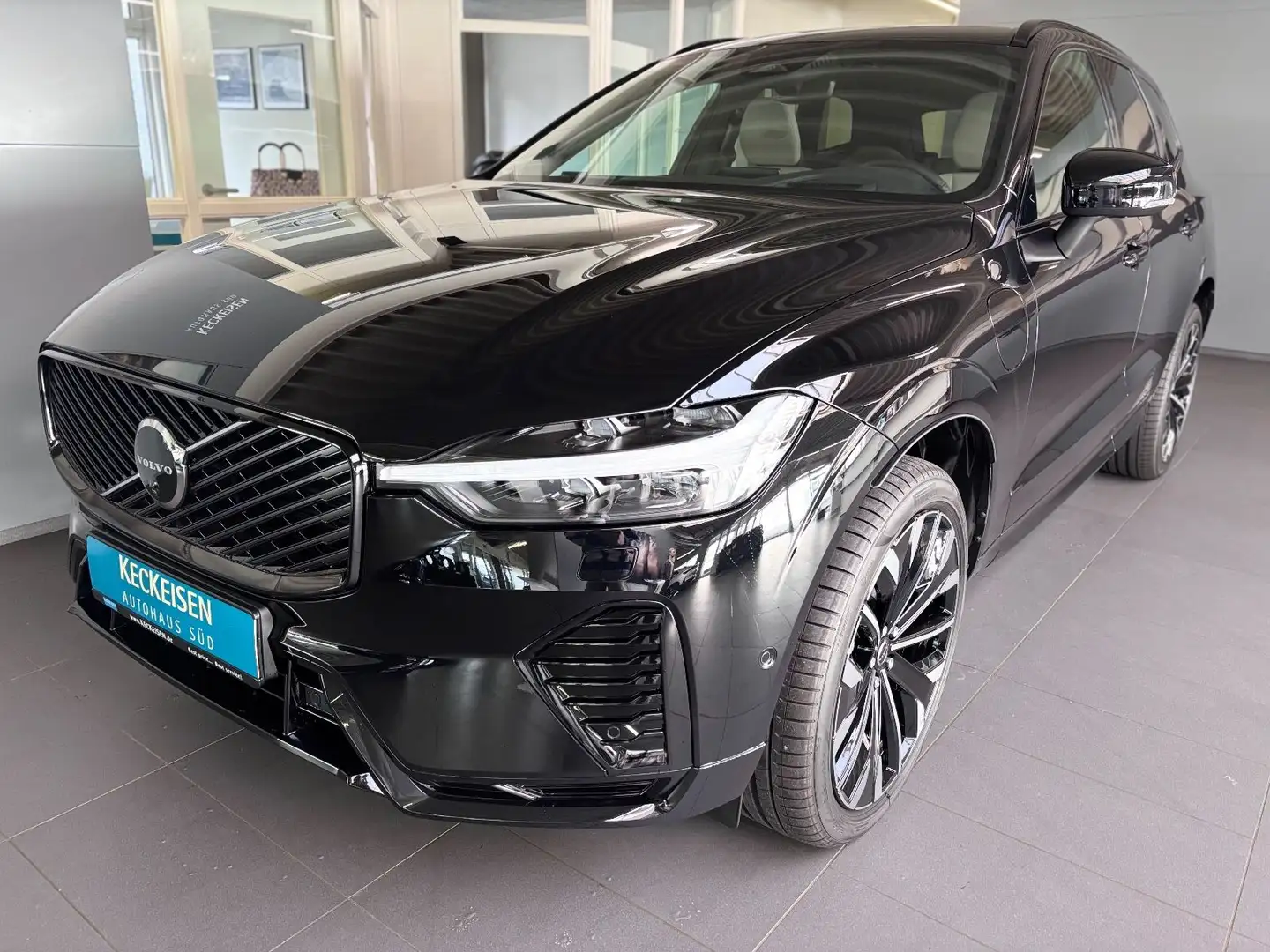 Volvo XC60 T6 AWD Plug-In Hybrid ULTRA Facelift sofort Schwarz - 1