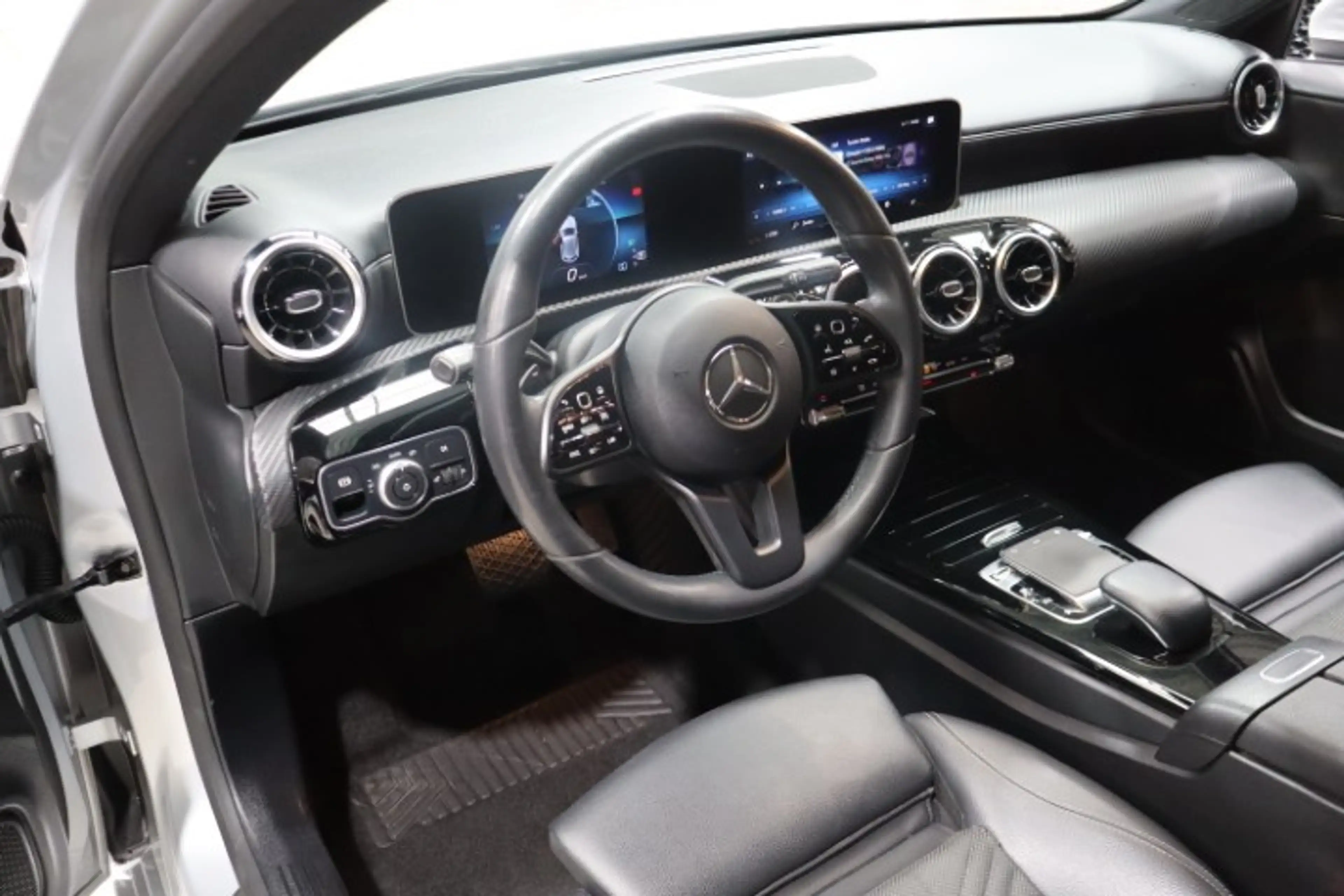 Mercedes-Benz A 180 A 180 d Launch Edition — photo 11