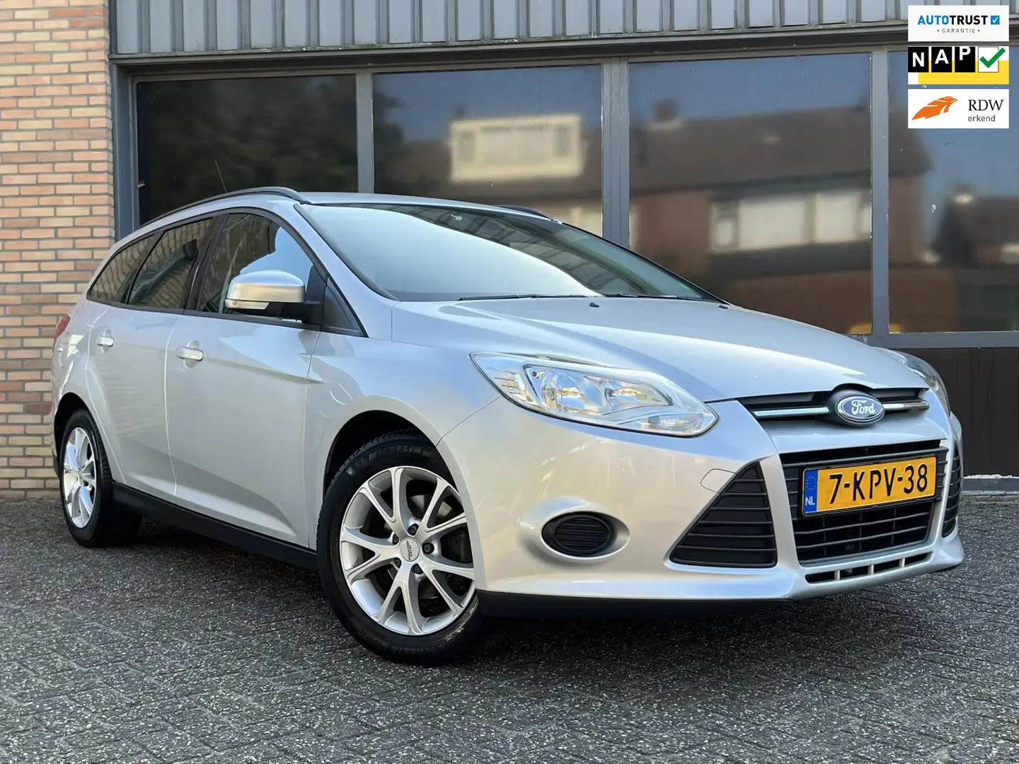 Ford Focus Wagon 1.0 EcoBoost Airco Cruise Navigatie Gris - 1