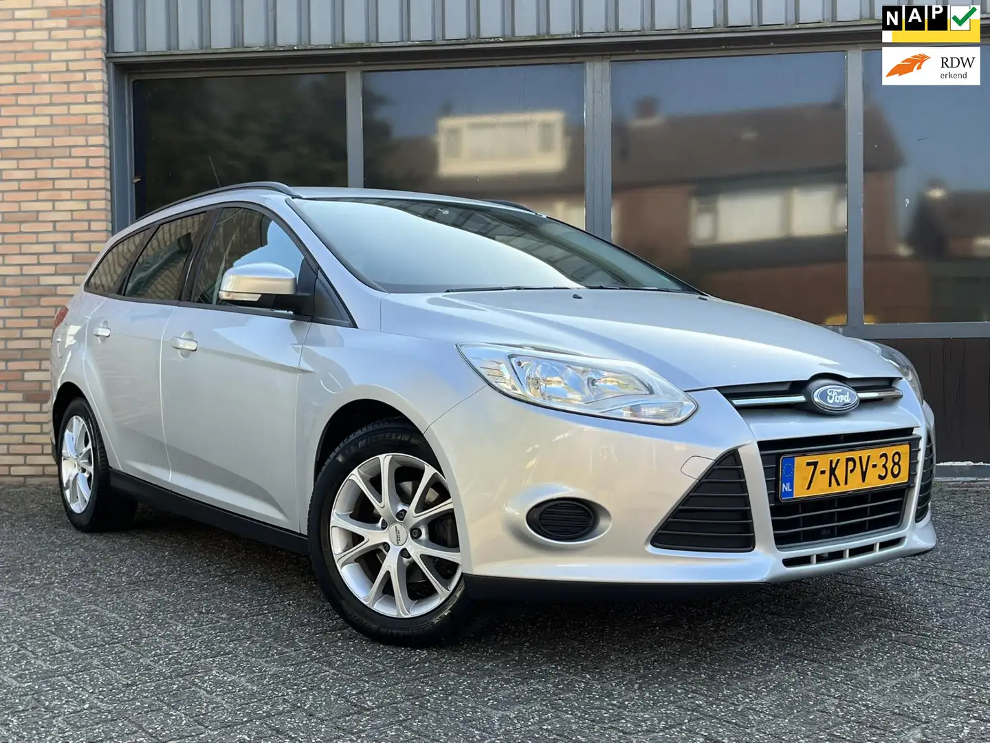 Ford Focus Wagon 1.0 EcoBoost Airco Cruise Navigatie Grijs - 1