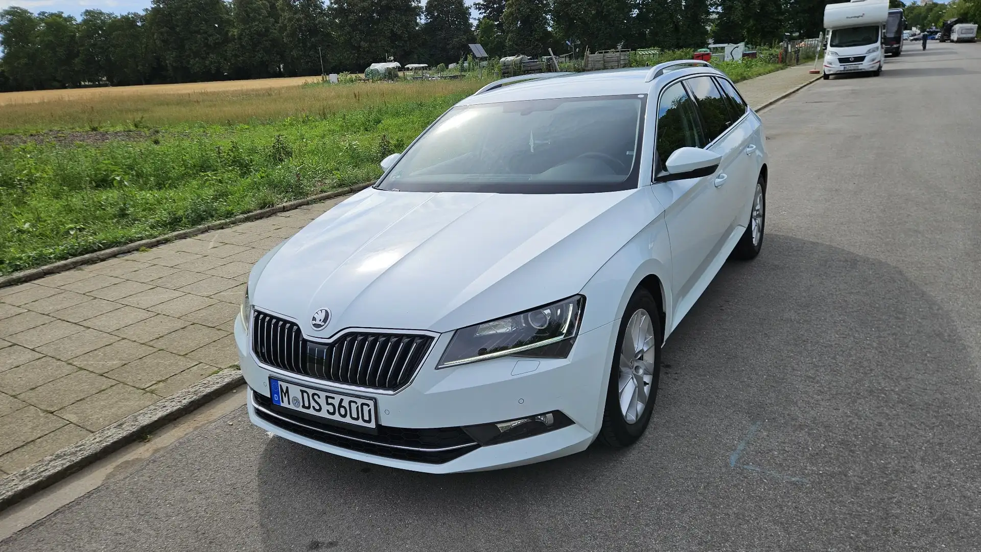 Skoda Superb Combi 2.0 TDI DSG Ambition - 1