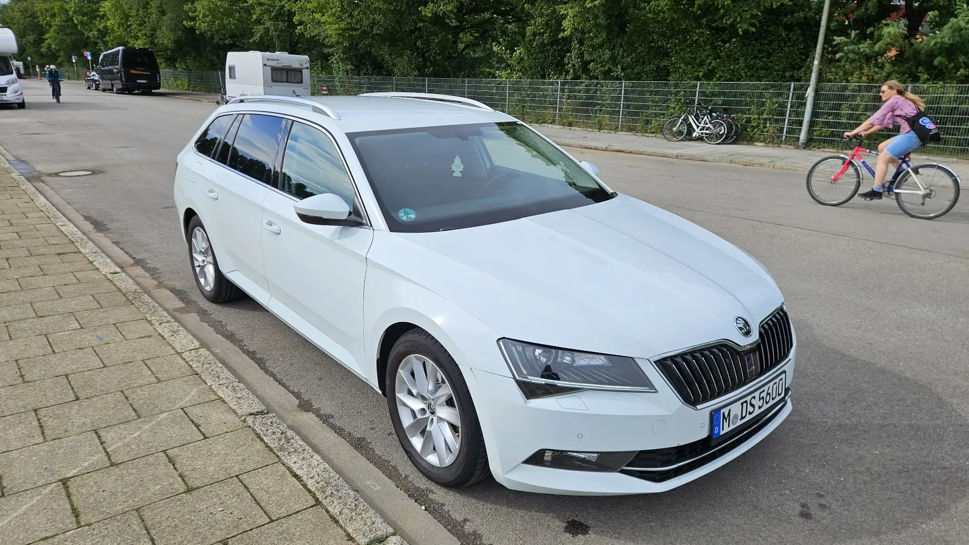 Skoda Superb Combi 2.0 TDI DSG Ambition - 2