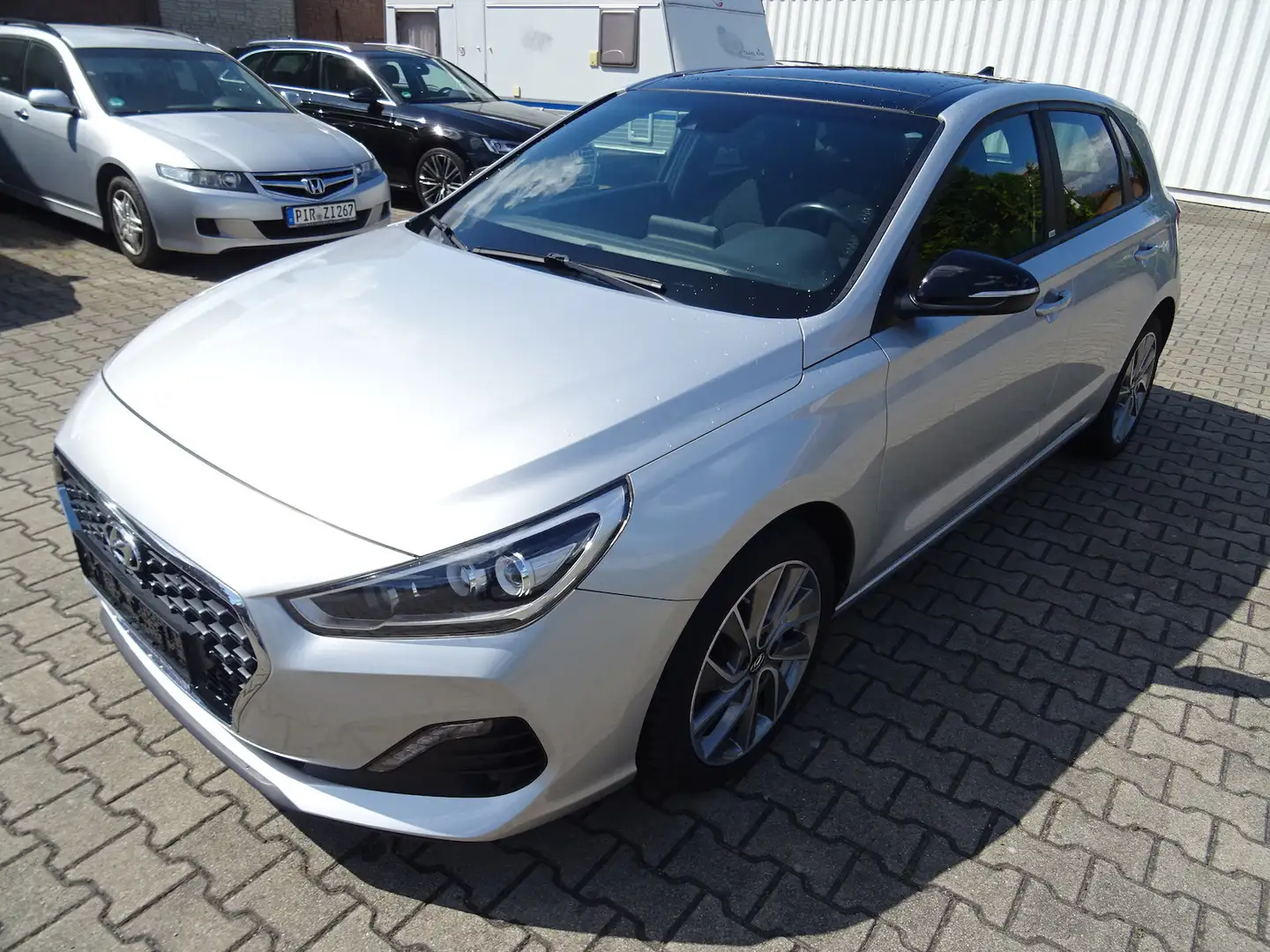 Hyundai i30 Passion+ Navi Kamera Pano Winter Silber - 1