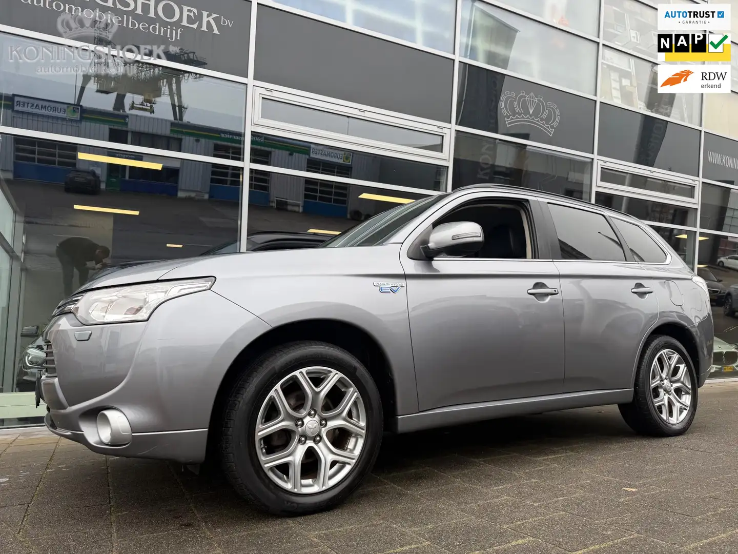 Mitsubishi Outlander 2.0 PHEV Executive Edition Grau - 1