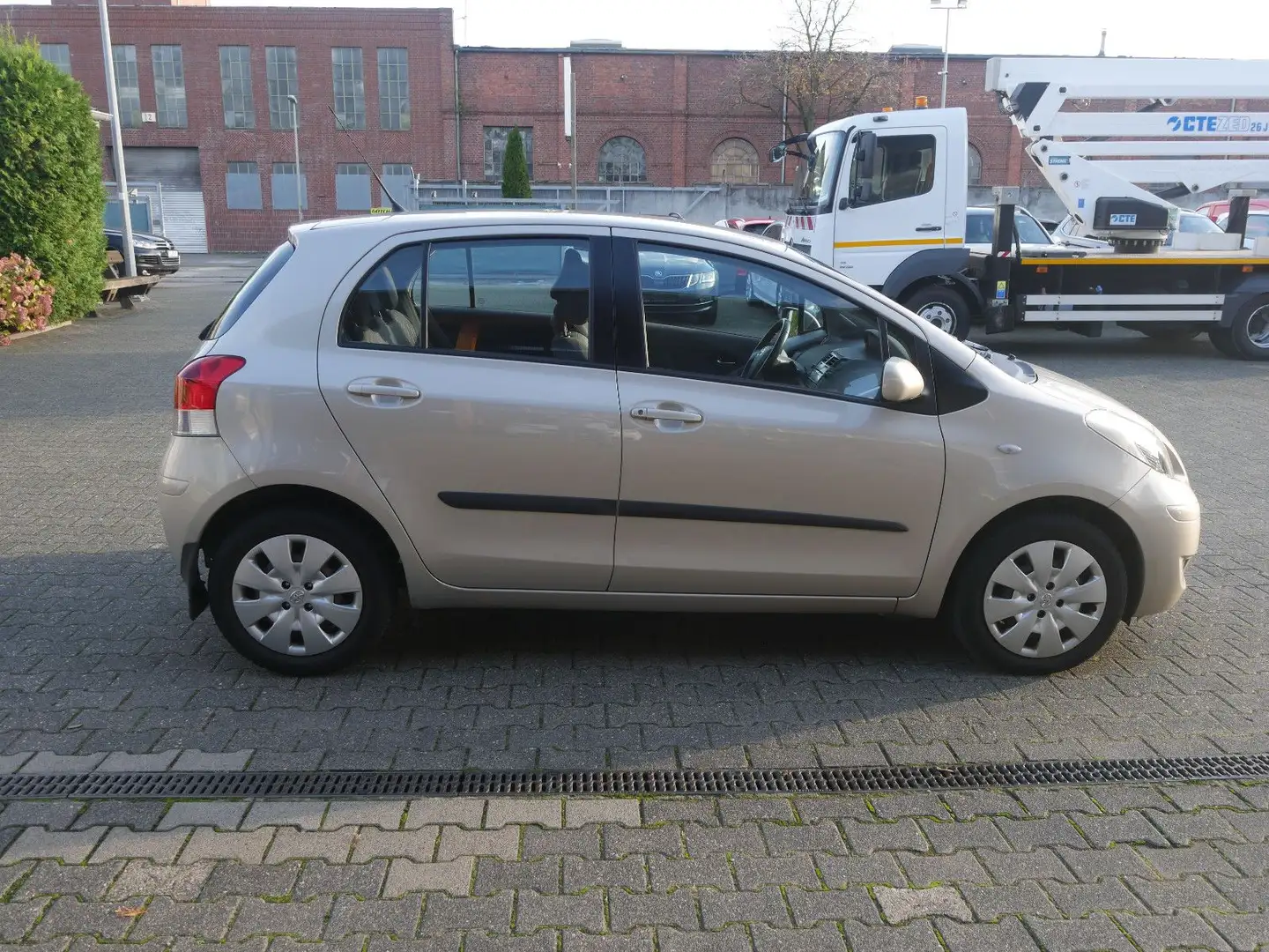 Toyota Yaris 1.3 Cool Privatverkauf Gelb - 2