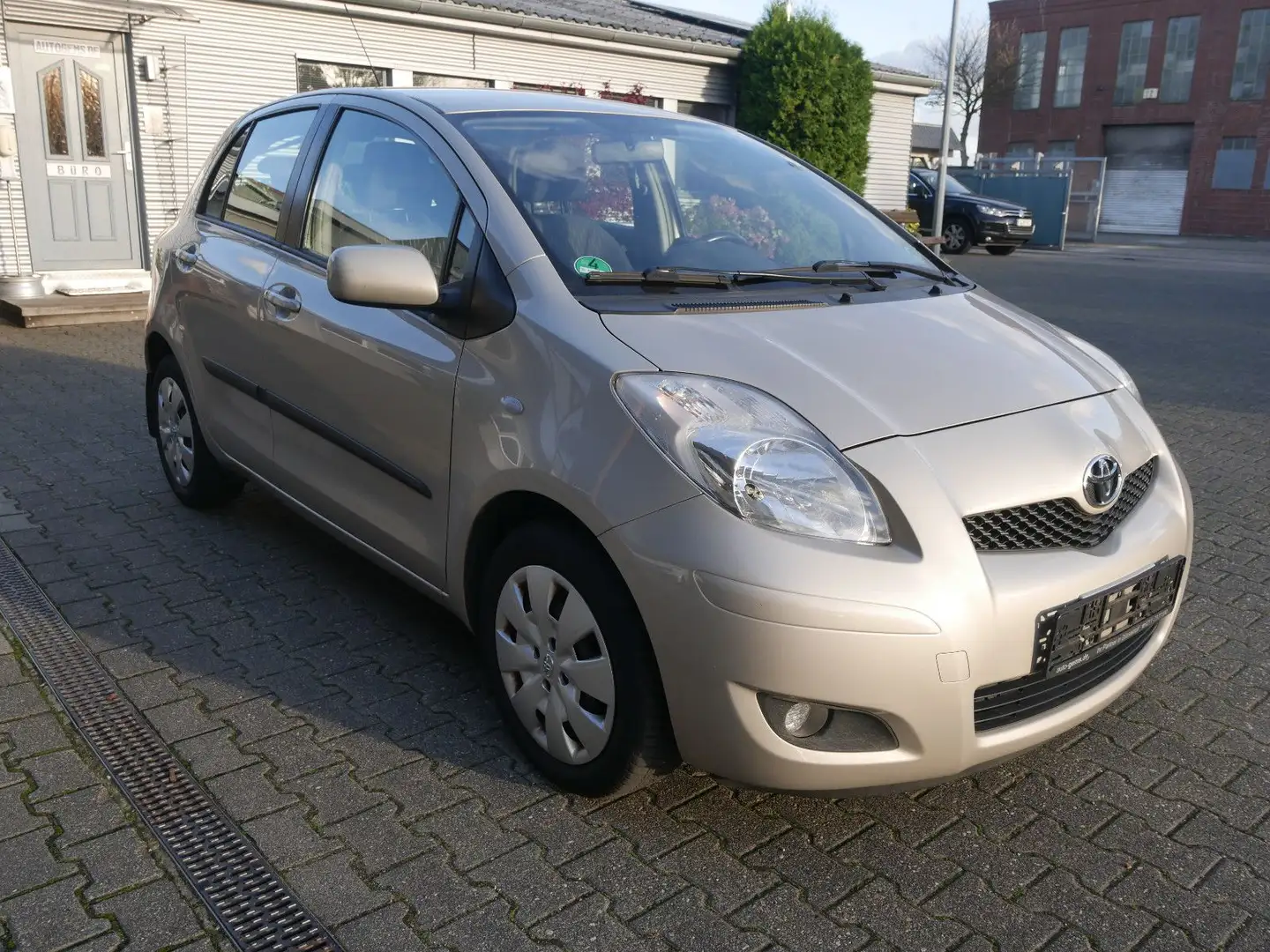 Toyota Yaris 1.3 Cool Privatverkauf Gelb - 1