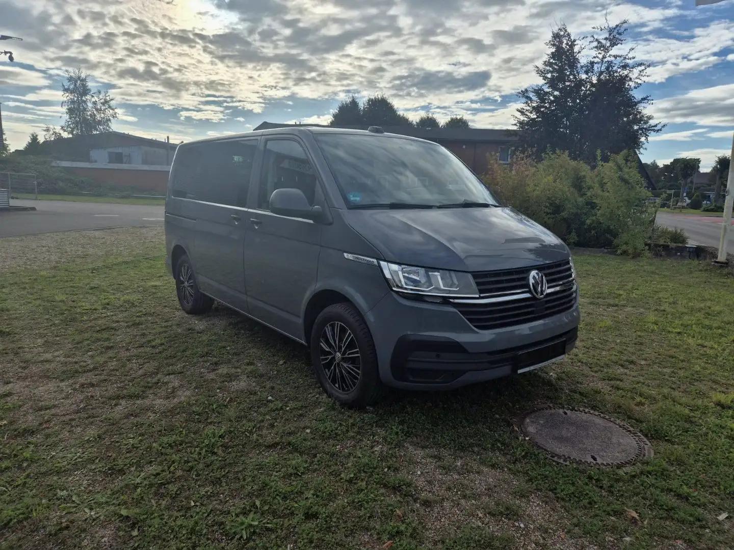 Volkswagen T6 Multivan T6.2 Multivan Family Grau - 2