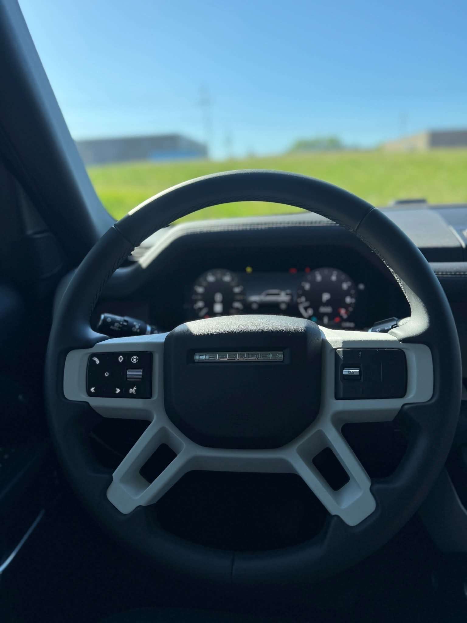 2025 Land Rover Defender 110 P300 S alt 5