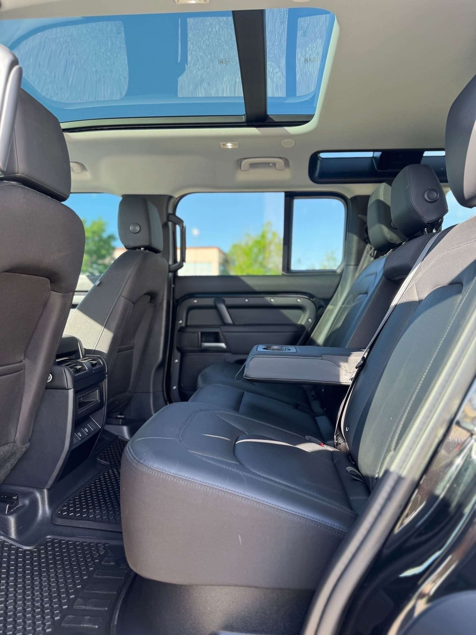 2025 Land Rover Defender 110 P300 S thumb 8