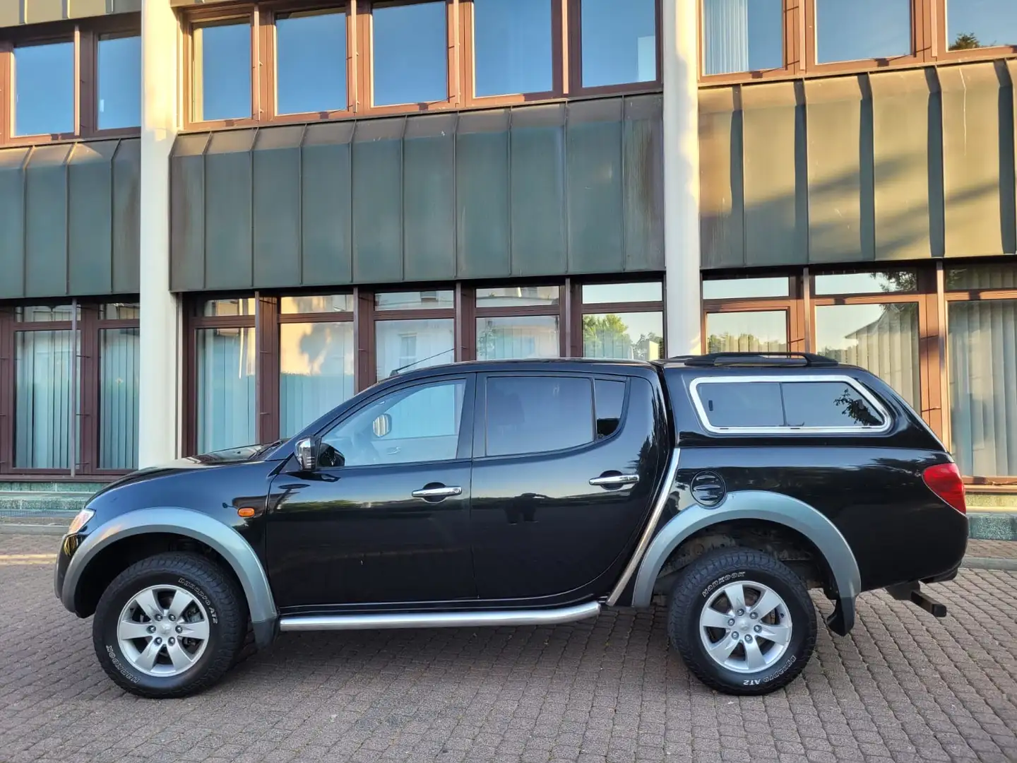 Mitsubishi L200 30 jahre 4WD  Hardtop-AHK 2.7 To-Grüne Plakette Negro - 1