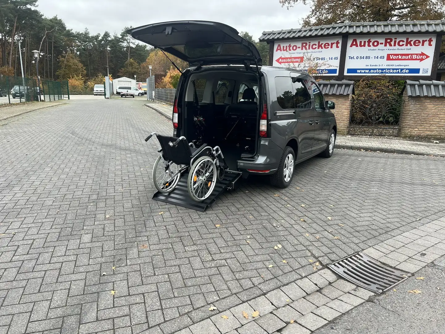 Volkswagen Caddy mit neuem Rollstuhlumbau, Klima,Tempomat Noir - 1