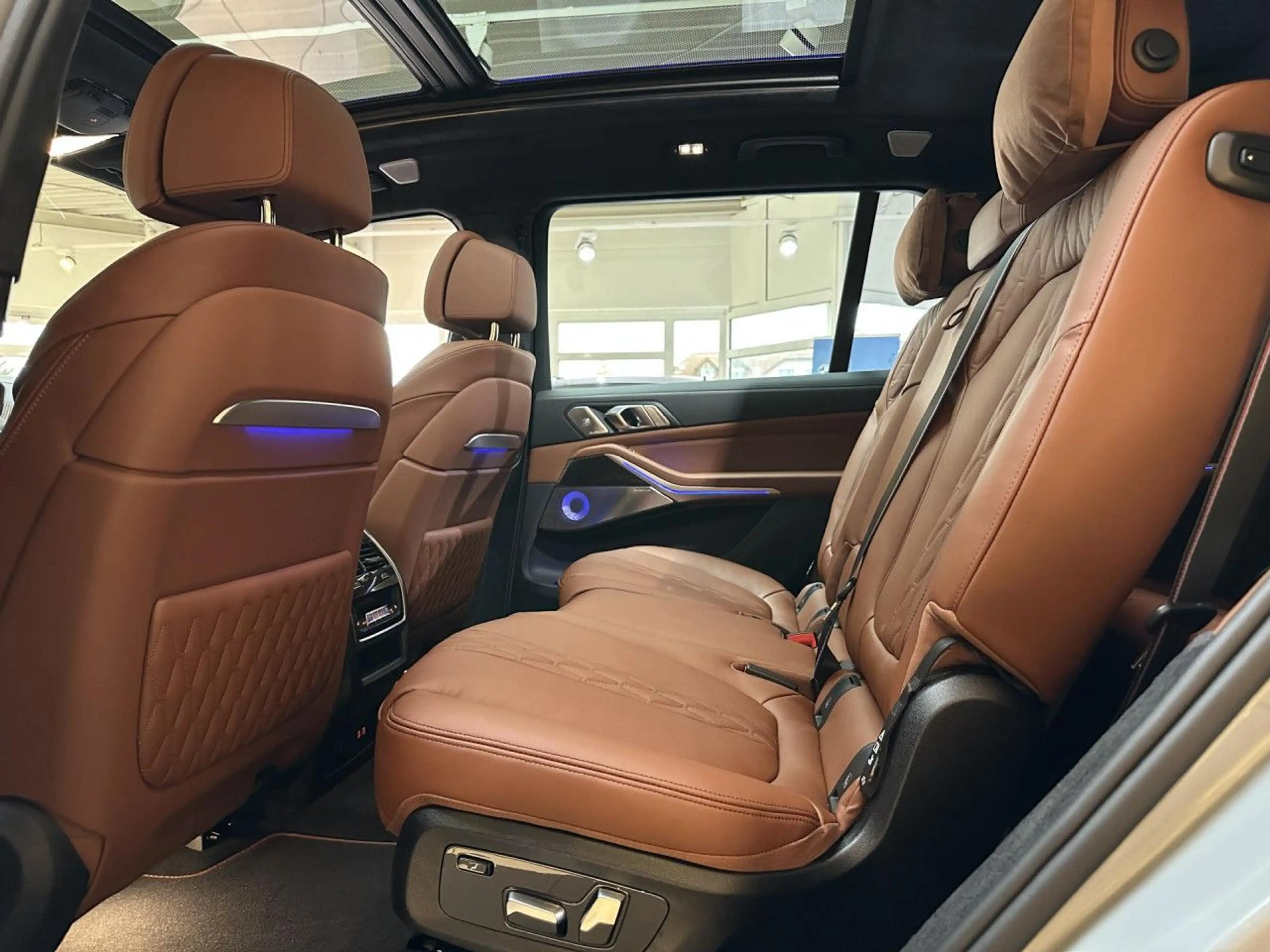 BMW X7 xDrive40d M Sport Pro Kristall Bowers Massage — photo 10