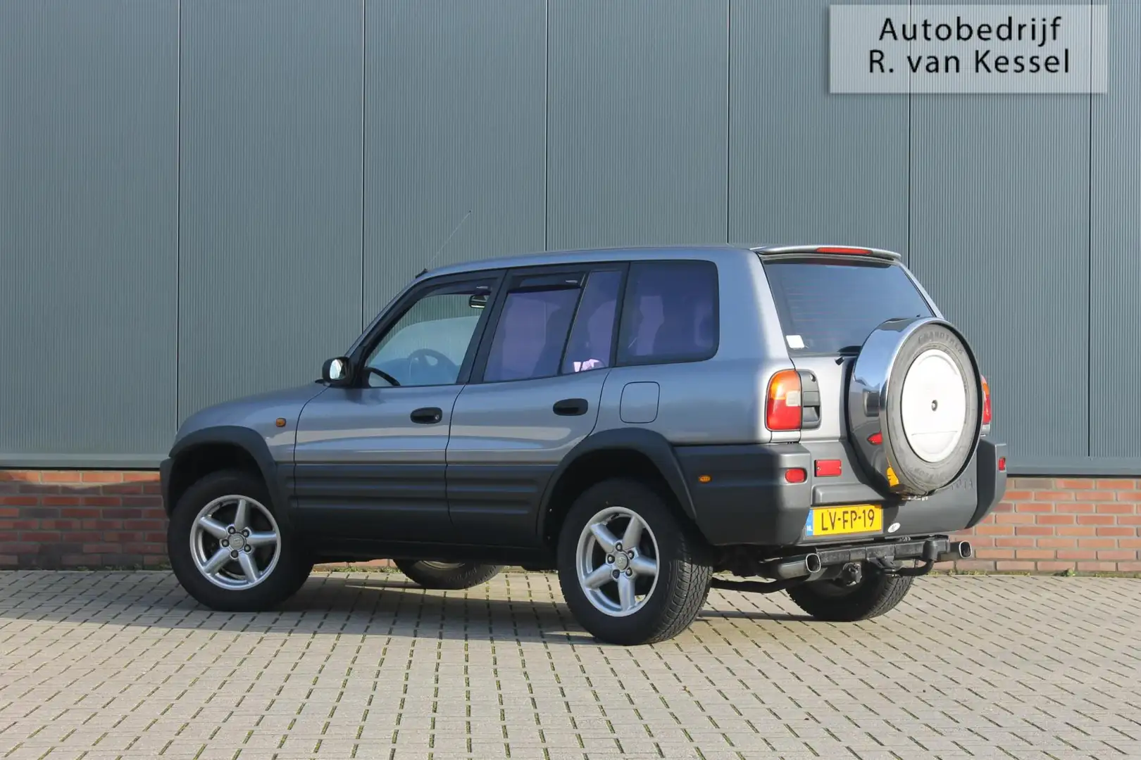 Toyota RAV 4 FunCruiser 2.0i SR Wagon Unieke auto van 1e Eigena Grijs - 2